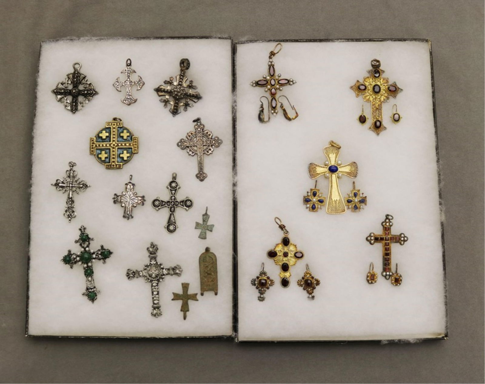 THIRTEEN ASSORTED RELIGIOUS CROSS PENDANTS, AND FIVE GILT AND GEMSTONE CROSS PENDANTS WITH MATCHING (1 of 7)