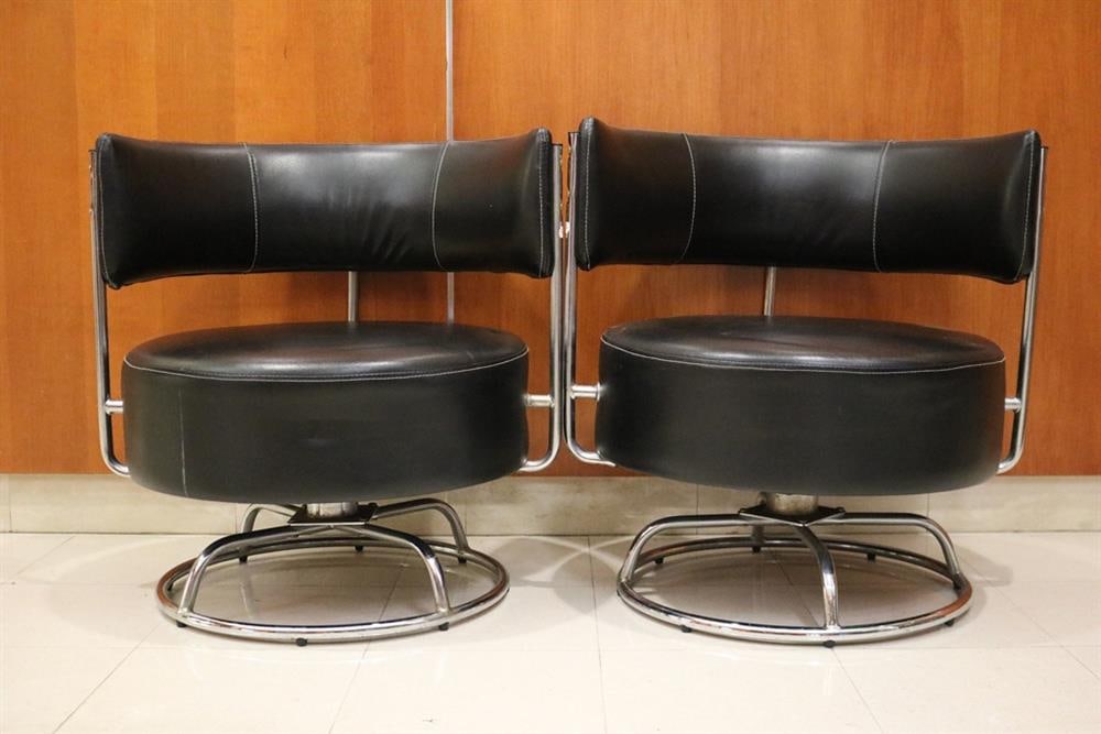 PAIR VINTAGE BLACK LEATHER UPHOLSTERED CHROME-FRAMED CIRCULAR LOW, SWIVEL BASE CHAIRS. (1 of 6)