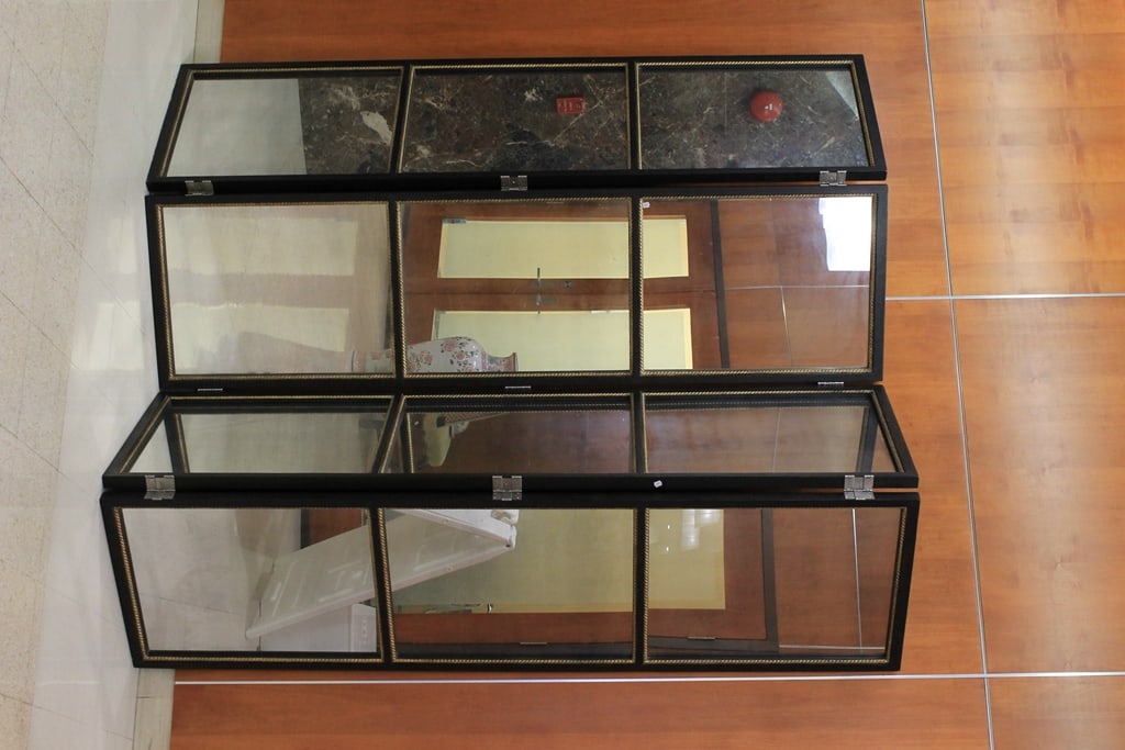 FOUR-FOLD FLOOR SCREEN WITH MIRROR PANELING. - H: 90 1/2 in. W: 97 in. (1 of 6)