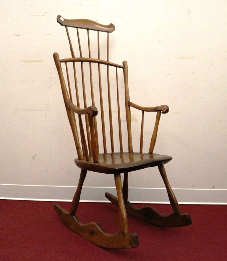 EARLY 19TH CENTURY AMERICAN PINE, MAPLE AND HICKORY COMB-BACK WINDSOR ROCKING CHAIR. Pine saddle (1 of 7)