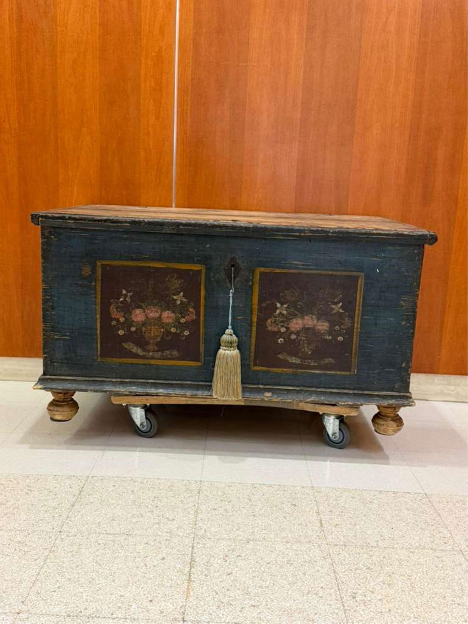 CONTINENTAL OAK HINGED-TOP CHEST WITH PAINTED FLORAL PANELS 18th-19th century - . (1 of 13)
