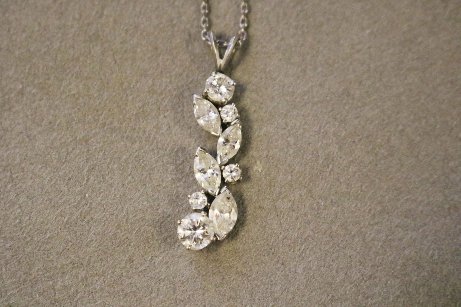 14K (585) WHITE GOLD AND DIAMOND PENDANT NECKLACE. Pendant constructed of cluster of five (1 of 5)