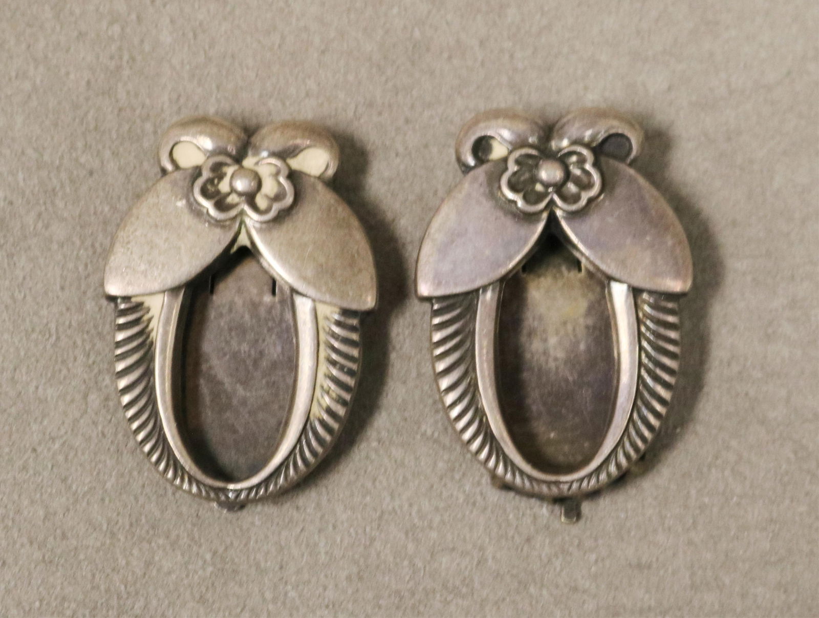 PAIR GEORG JENSEN STERLING SILVER OVAL CLIPS 1940s - L: 1 3/16 in..: PAIR GEORG JENSEN STERLING SILVER OVAL CLIPS 1940s Design 227 L: 1 3/16 in.