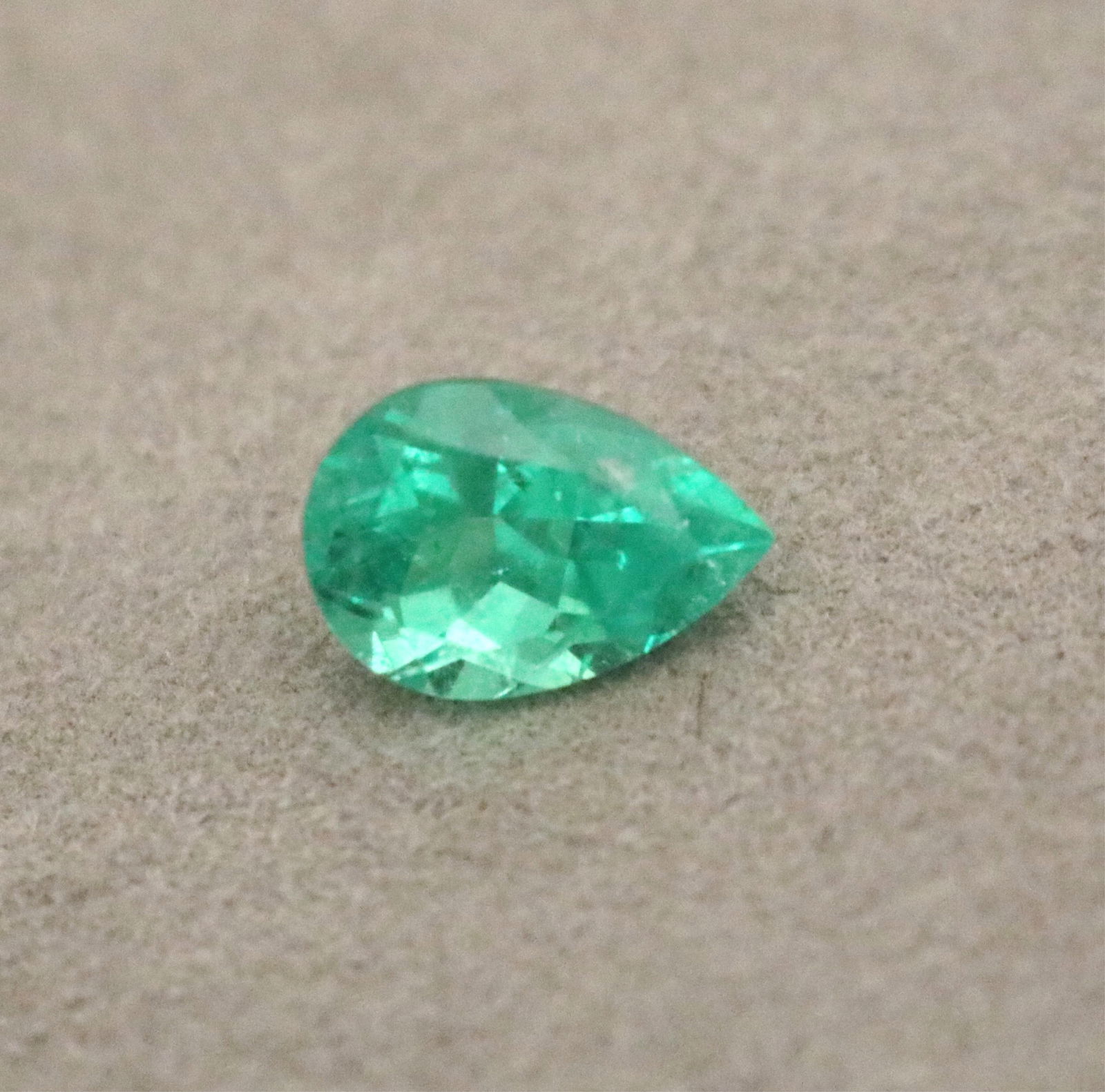 UNMOUNTED PEAR-SHAPE EMERALD - .