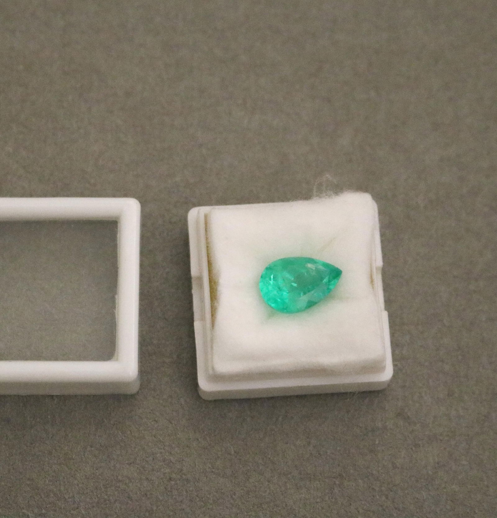 UNMOUNTED PEAR-SHAPE EMERALD - . - 2