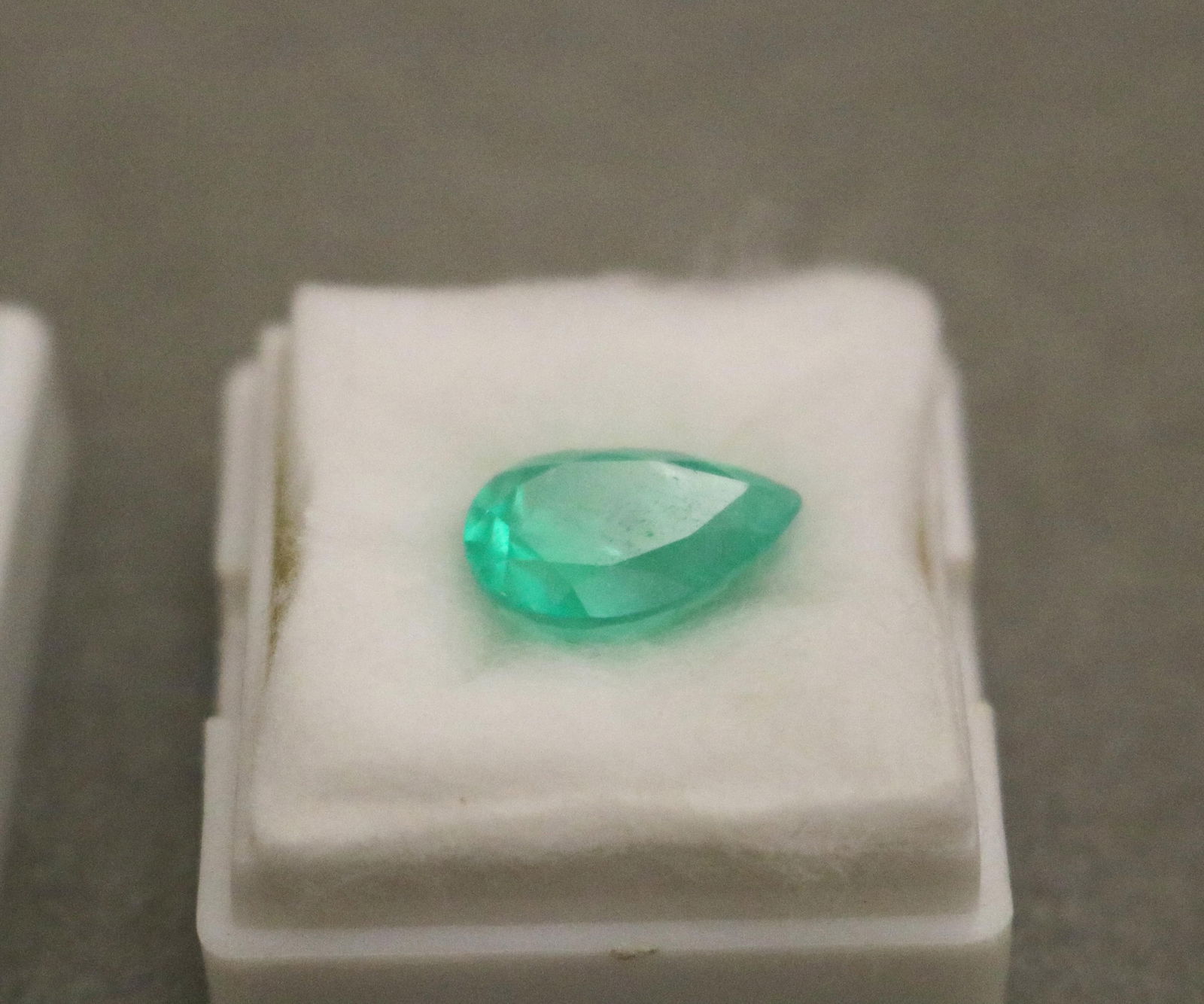 UNMOUNTED PEAR-SHAPE EMERALD - . - 3