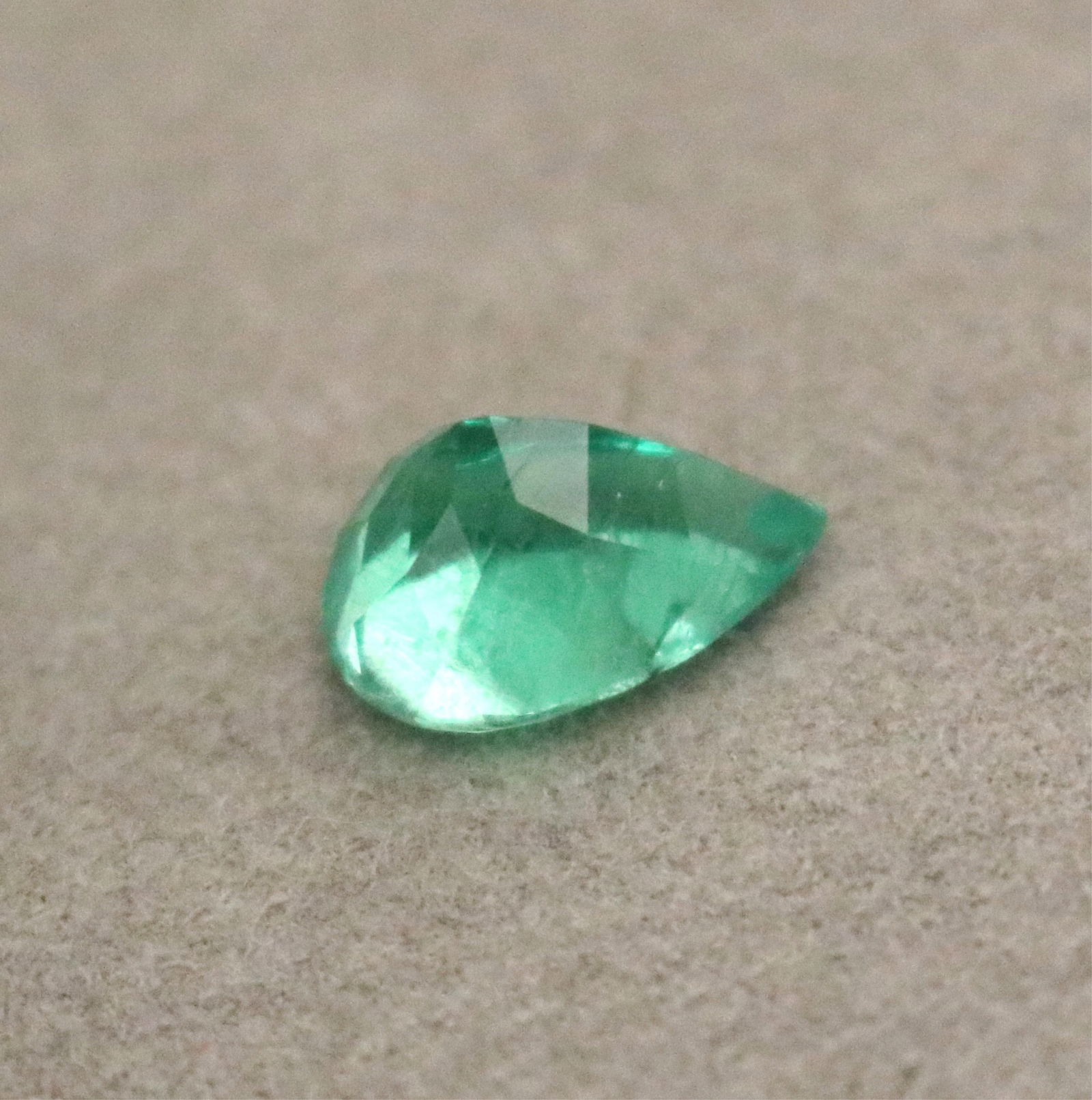UNMOUNTED PEAR-SHAPE EMERALD - . - 4