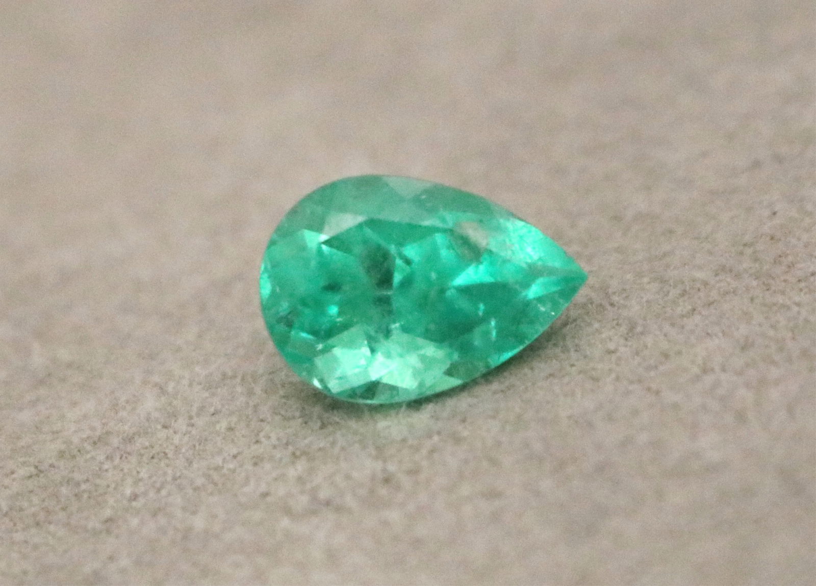 UNMOUNTED PEAR-SHAPE EMERALD - . - 5