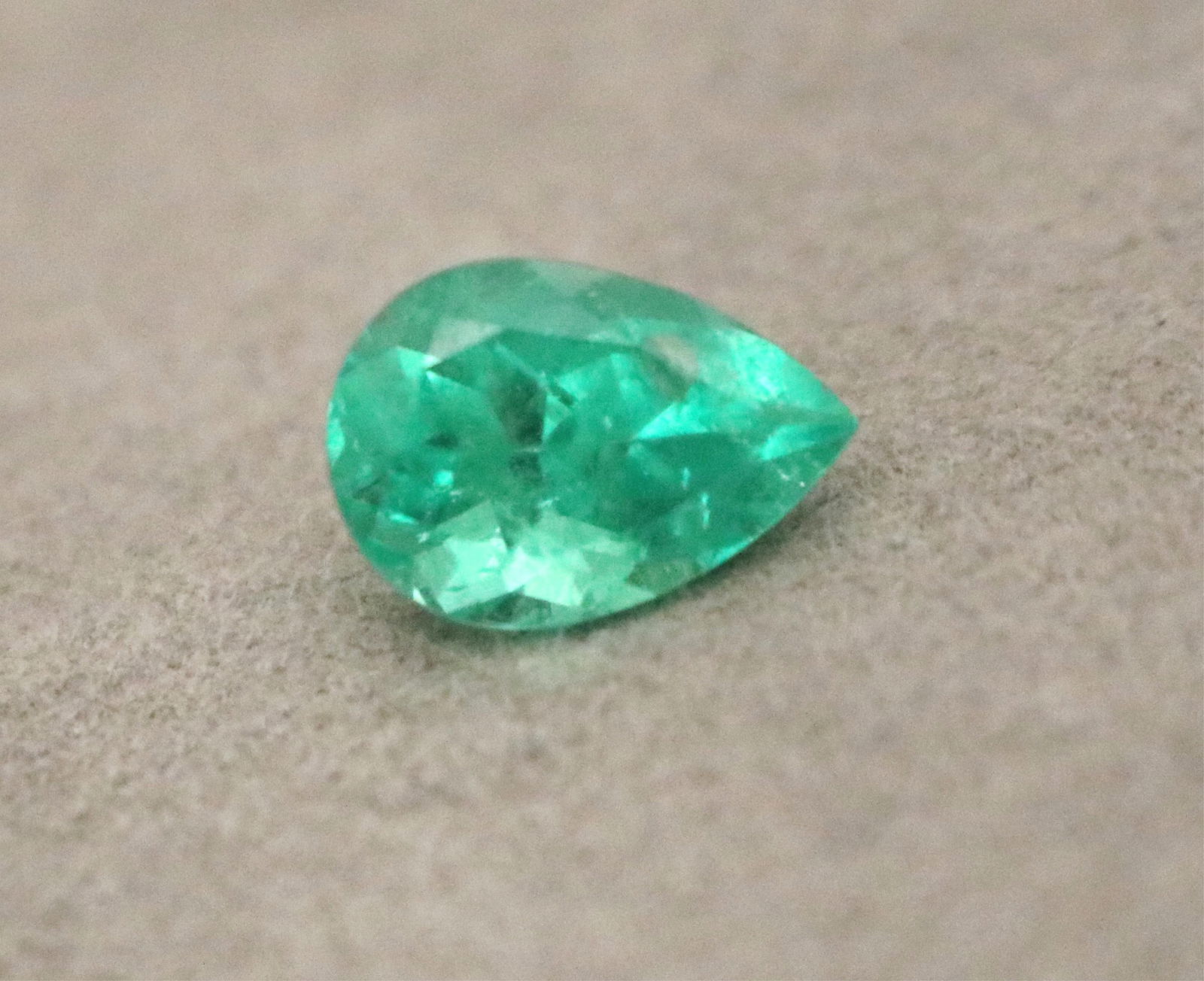 UNMOUNTED PEAR-SHAPE EMERALD - . - 6