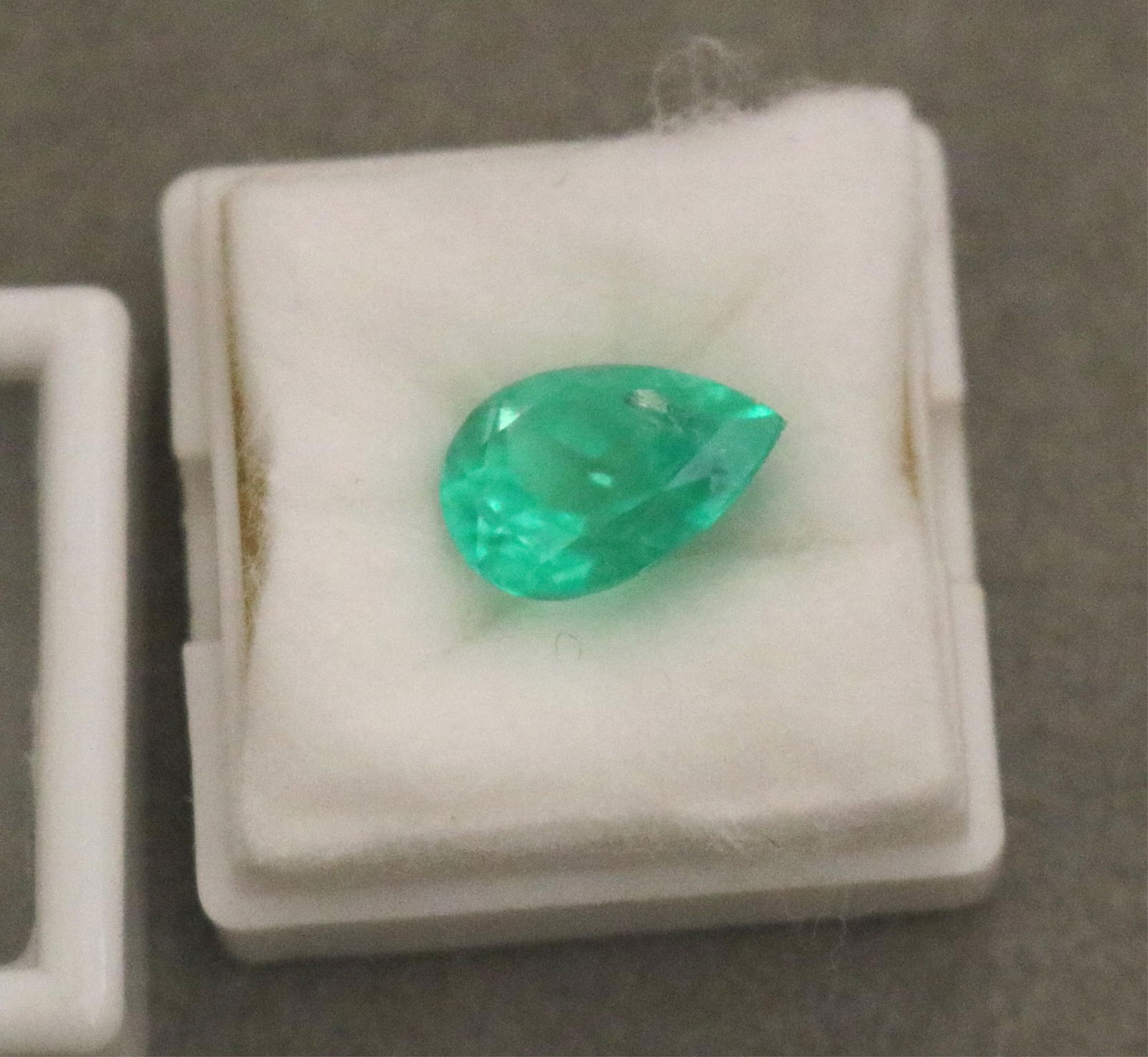 UNMOUNTED PEAR-SHAPE EMERALD - . - 7