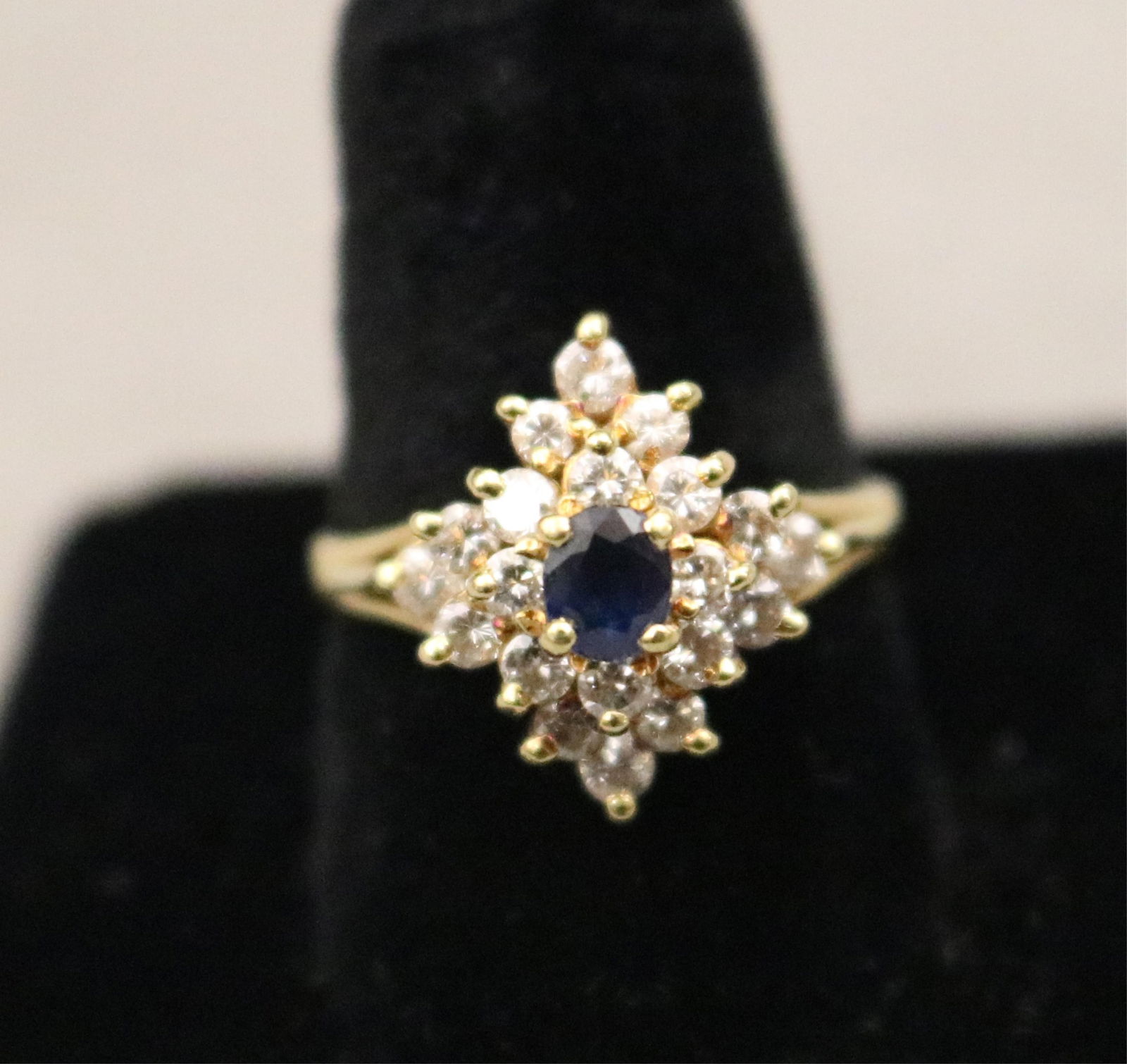 18K YELLOW GOLD, DIAMOND AND SAPPHIRE RING - Ring size: 7 1/2. (1 of 17)