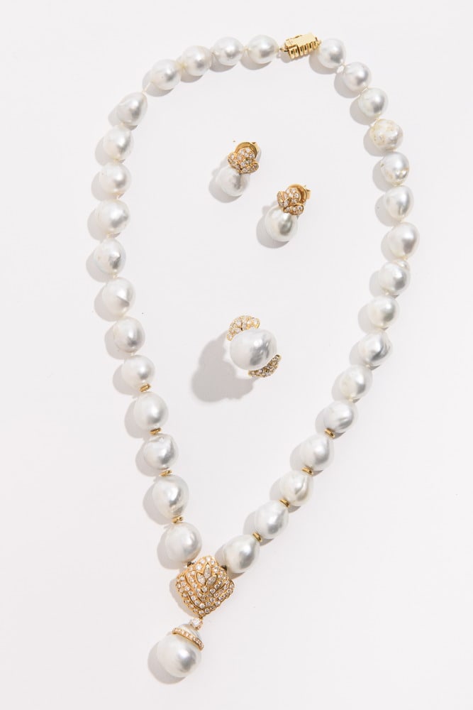 THREE-PIECE SUITE 18K (750) YELLOW GOLD, DIAMOND AND SILVER BAROQUE PEARL JEWELRY. - .: THREE-PIECE SUITE 18K (750) YELLOW GOLD, DIAMOND AND SILVER BAROQUE PEARL JEWELRY. Including pendant choker, ring, and pair earrings. Choker has 12-14mm pearls with gold roundel spacers, suspending go