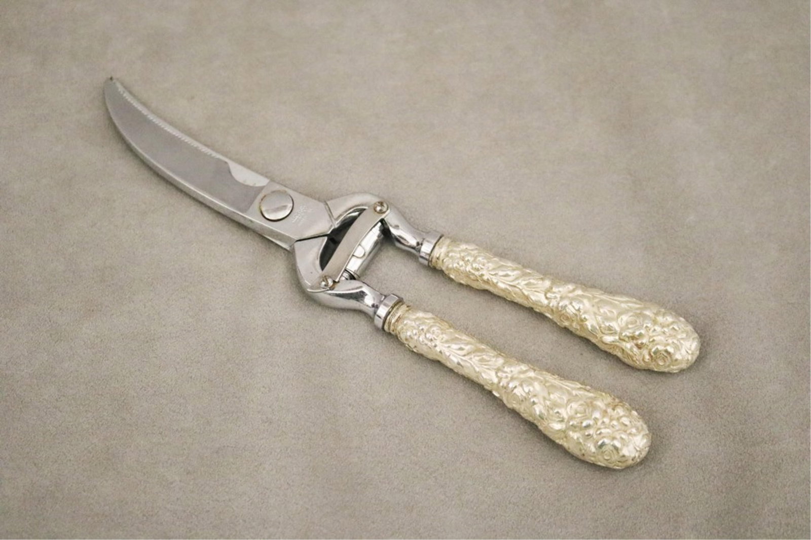 PAIR S. KIRK "FLORAL REPOUSSE" PATTERN STERLING-HANDLE POULTRY SHEARS. - L: 10 5/8 in..: PAIR S. KIRK "FLORAL REPOUSSE" PATTERN STERLING-HANDLE POULTRY SHEARS. L: 10 5/8 in.