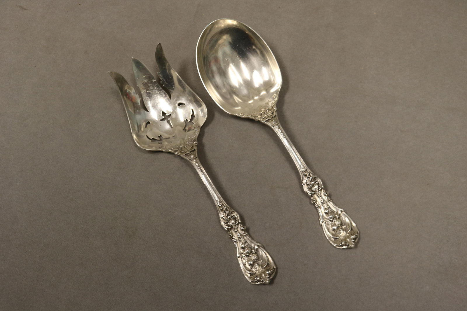 PAIR REED & BARTON CO. "FRANCES I" PATTERN STERLING SILVER SALAD SERVERS - L: 9 3/8". Wt.: 8.8 troy (1 of 14)