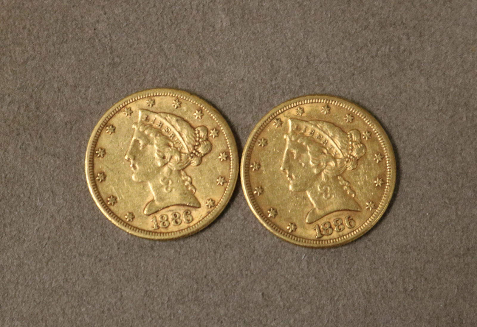 TWO U.S FIVE-DOLLAR GOLD COINS BOTH DATED 1886 - .: TWO U.S FIVE-DOLLAR GOLD COINS BOTH DATED 1886