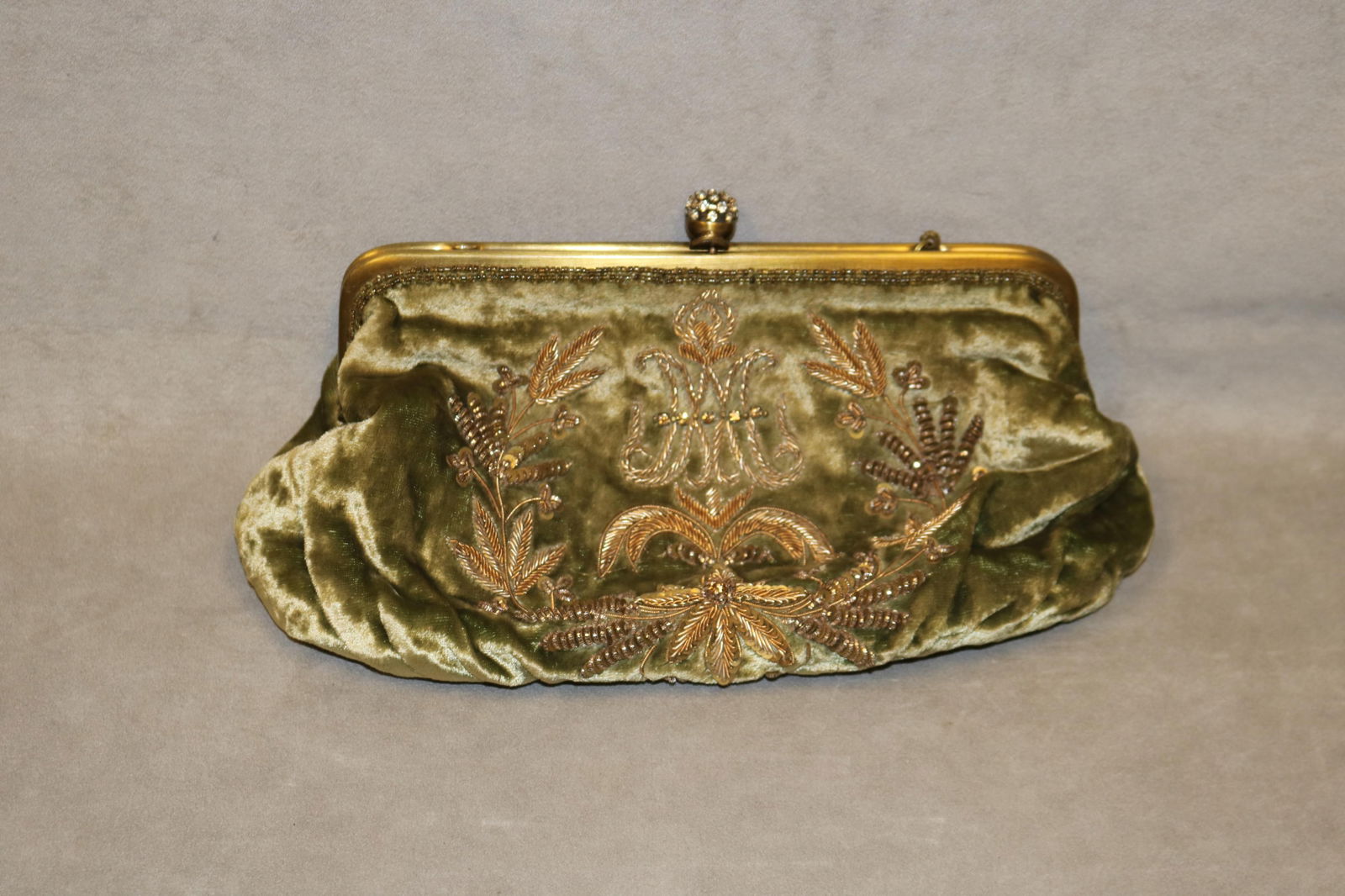 MOYNA COUTURE OLIVE GREEN VELVET EMBROIDERED EVENING BAG - .: MOYNA COUTURE OLIVE GREEN VELVET EMBROIDERED EVENING BAG Floral-embroidered design with rhinestone and bead embellishments; rhinestone embellished clasp; gold carrying chain; "Moyna Couture" tag on