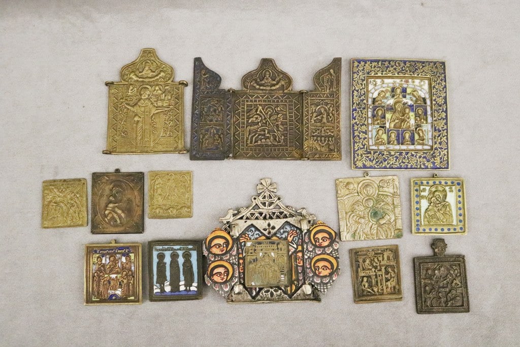 GROUP 13 ASSORTED RELIEF-CAST BRASS/BRONZE AND OTHER TRAVELING ICONS - Largest, 4 1/2 in. x 4 7/8: GROUP 13 ASSORTED RELIEF-CAST BRASS/BRONZE AND OTHER TRAVELING ICONS Largest, 4 1/2 in. x 4 7/8 in.
