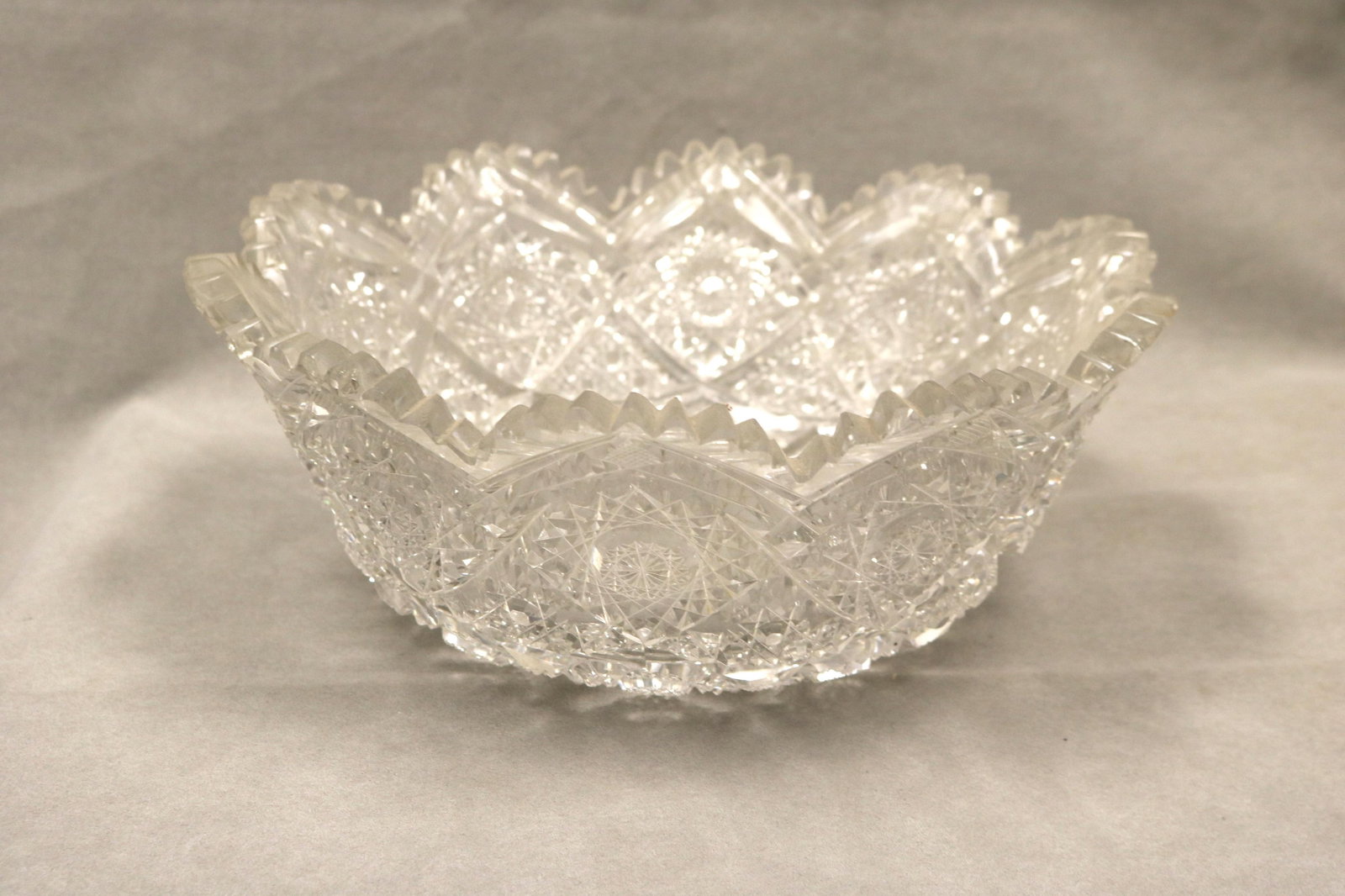 AMERICAN BRILLIANT PERIOD CUT COLORLESS CRYSTAL BOWL - D: 11 1/2..: AMERICAN BRILLIANT PERIOD CUT COLORLESS CRYSTAL BOWL Ornate starburst cut decoration; flaring scalloped, saw-tooth border. D: 11 1/2.
