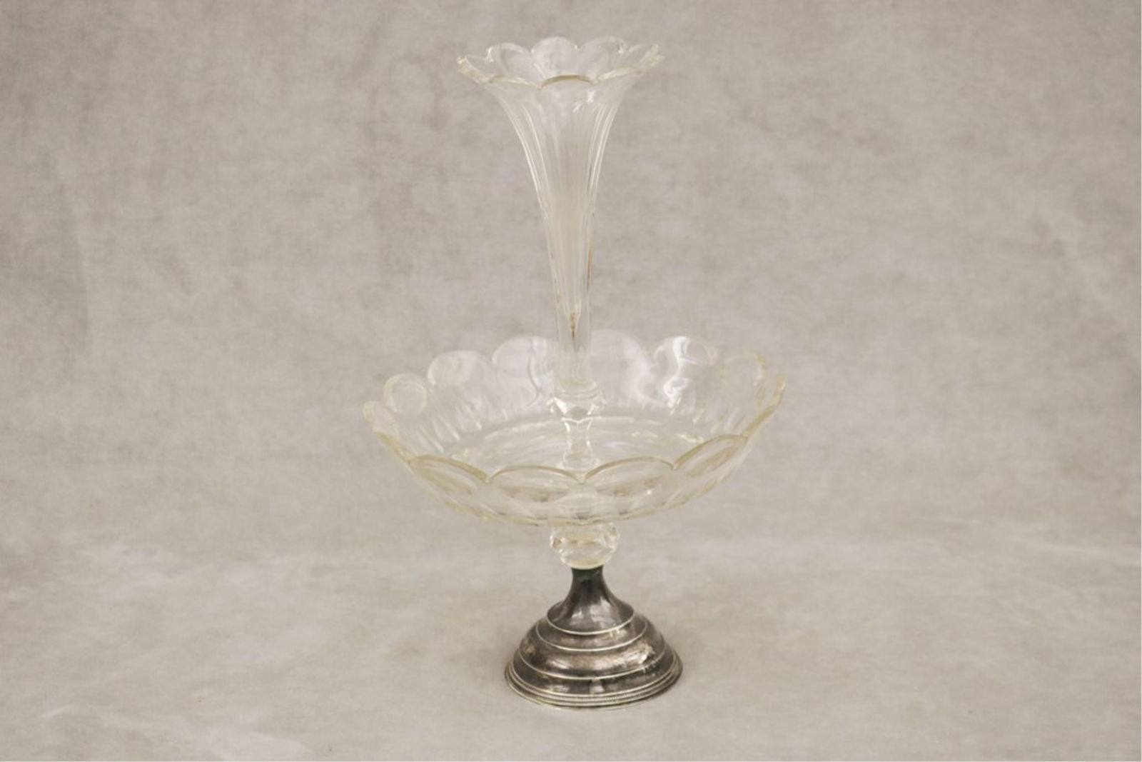 PANELED CRYSTAL CENTERPIECE VASE WITH WEIGHTED SILVER PEDESTAL BASE late 19th century - H: 15 in..: PANELED CRYSTAL CENTERPIECE VASE WITH WEIGHTED SILVER PEDESTAL BASE late 19th century Paneled trumpet shape vse. H: 15 in.