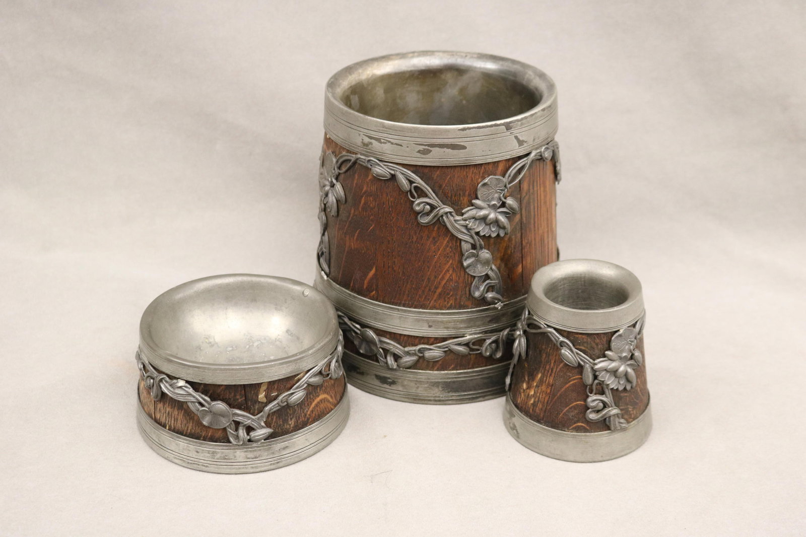 ART NOUVEAU ST. LOUIS SILVER CO. OAK AND SILVER-MOUNTED ICE BUCKET, MATCH HOLDER AND CIRCULAR: ART NOUVEAU ST. LOUIS SILVER CO. OAK AND SILVER-MOUNTED ICE BUCKET, MATCH HOLDER AND CIRCULAR ASHTRAY Icebucket, H: 7 1/4 in.