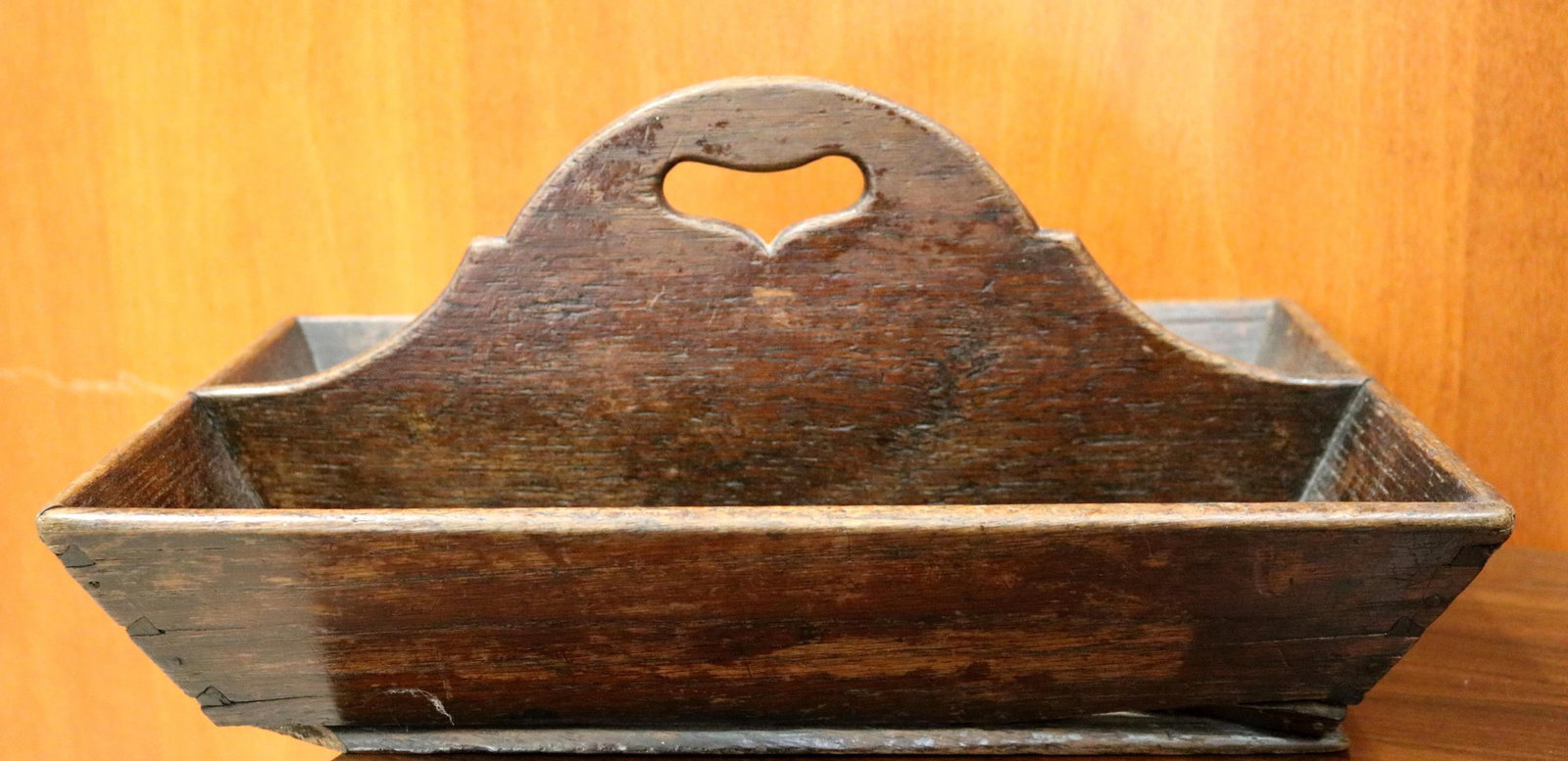 18TH-19TH CENTURY CARVED OAK COUNTRY CUTLERY TRAY - Height: 8". 14 1/2 x 9 3/4"..: 18TH-19TH CENTURY CARVED OAK COUNTRY CUTLERY TRAY Rectangular with flaring sides; bisected with heart-cut handle. Height: 8". 14 1/2 x 9 3/4".