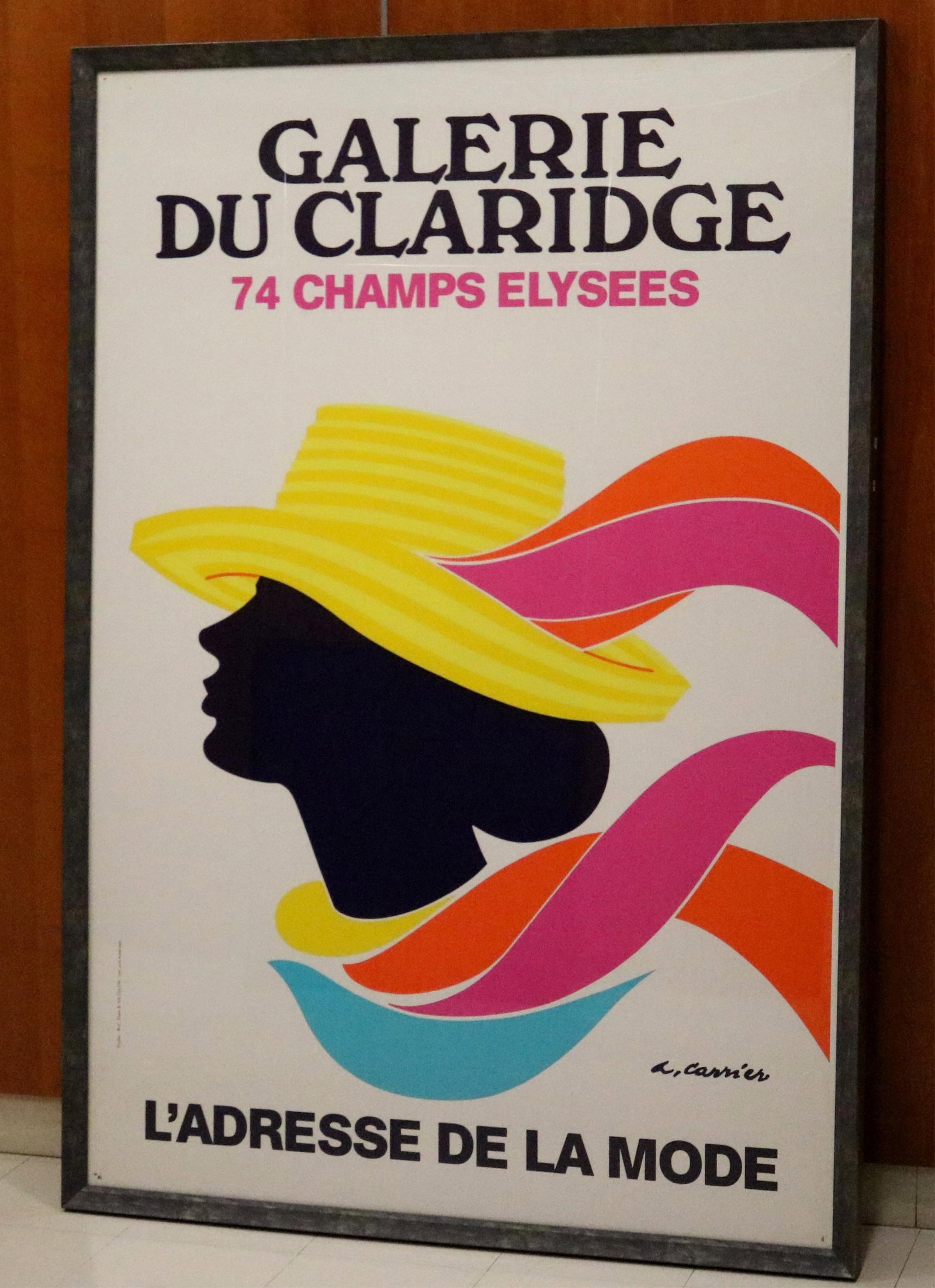 Alain Carrier, Galerie du Claridge, circa 1982 - .: Alain Carrier, Galerie du Claridge, circa 1982 Vintage advertising poster for the "Galerie du Claridge," a shopping arcade located on the Champs-Élysées in Paris. This vibrant advertisement for the