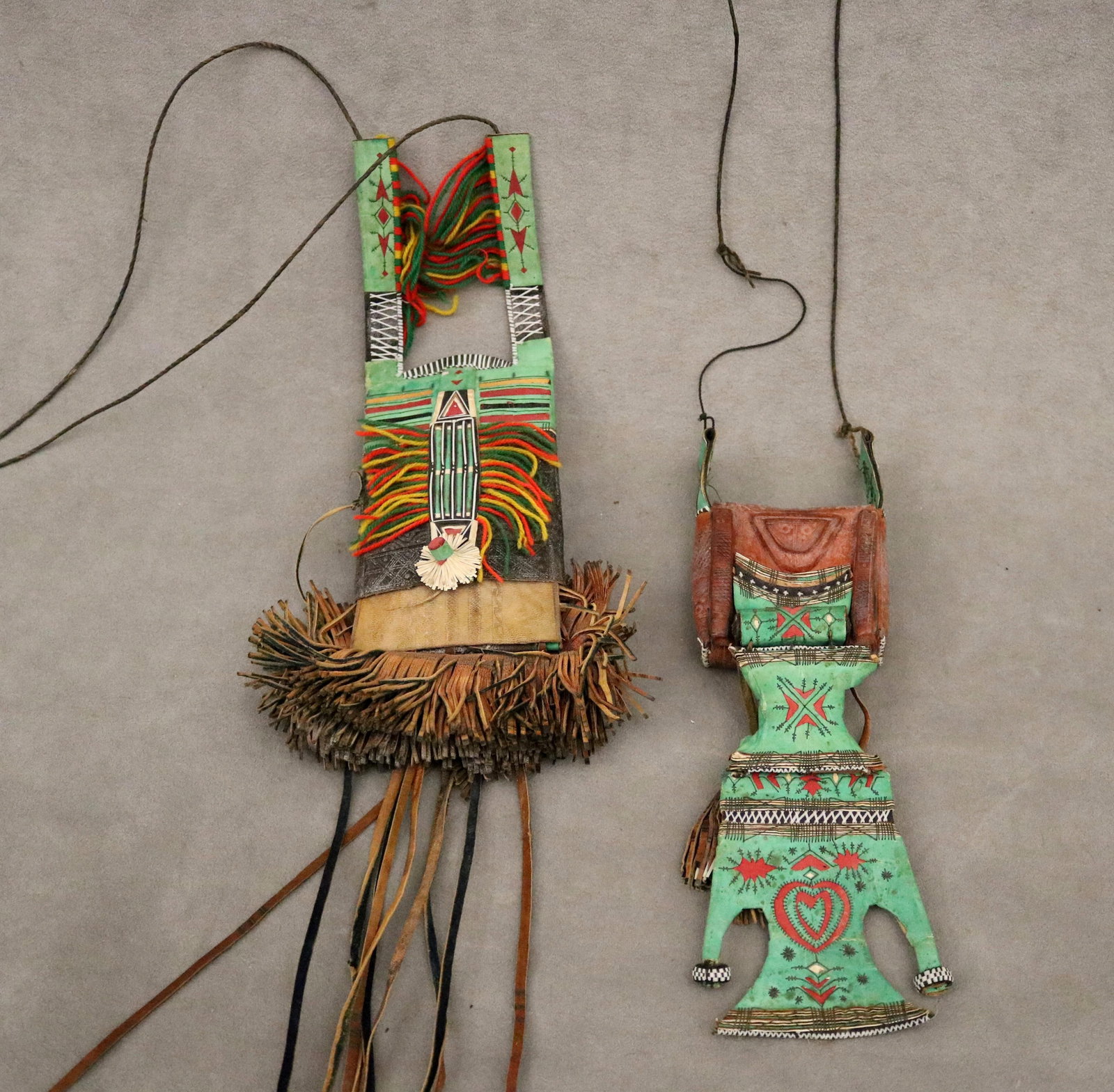 MALIAN TUAREG LEATHER AMULETS, MUSKA OR TAWEEZ - .: MALIAN TUAREG LEATHER AMULETS, MUSKA OR TAWEEZ These traditional Tuareg leather amulets, commonly known as muska or taweez, are masterful examples of nomadic craftsmanship from the North African regio