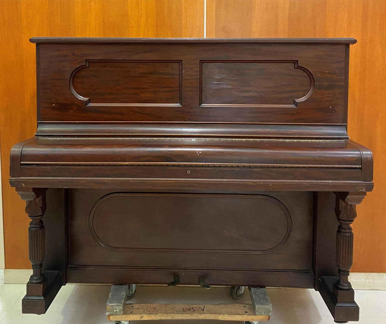 LATE 19TH CENTURY STEINWAY & SONS MAHOGANY CASE UPRIGHT PIANO - .: LATE 19TH CENTURY STEINWAY & SONS MAHOGANY CASE UPRIGHT PIANO Serial number: 94039.