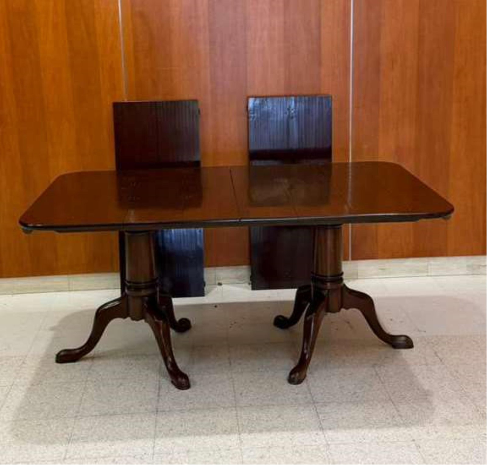 QUEEN ANNE STYLE MAHOGANY DOUBLE-PEDESTAL BASE DINING TABLE WITH TWO EXTRA LEAVES - .: QUEEN ANNE STYLE MAHOGANY DOUBLE-PEDESTAL BASE DINING TABLE WITH TWO EXTRA LEAVES Rectangular top with rounded corners has decorative peg motifs; columnar supports raised on cabrile legs ending in sli
