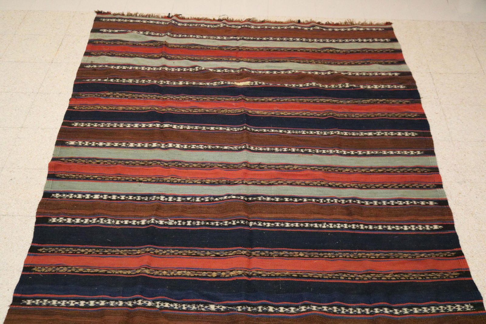 SOUMAC RUG - App. 5 ft. 5 in. x 9 ft. 9 in..: SOUMAC RUG App. 5 ft. 5 in. x 9 ft. 9 in.