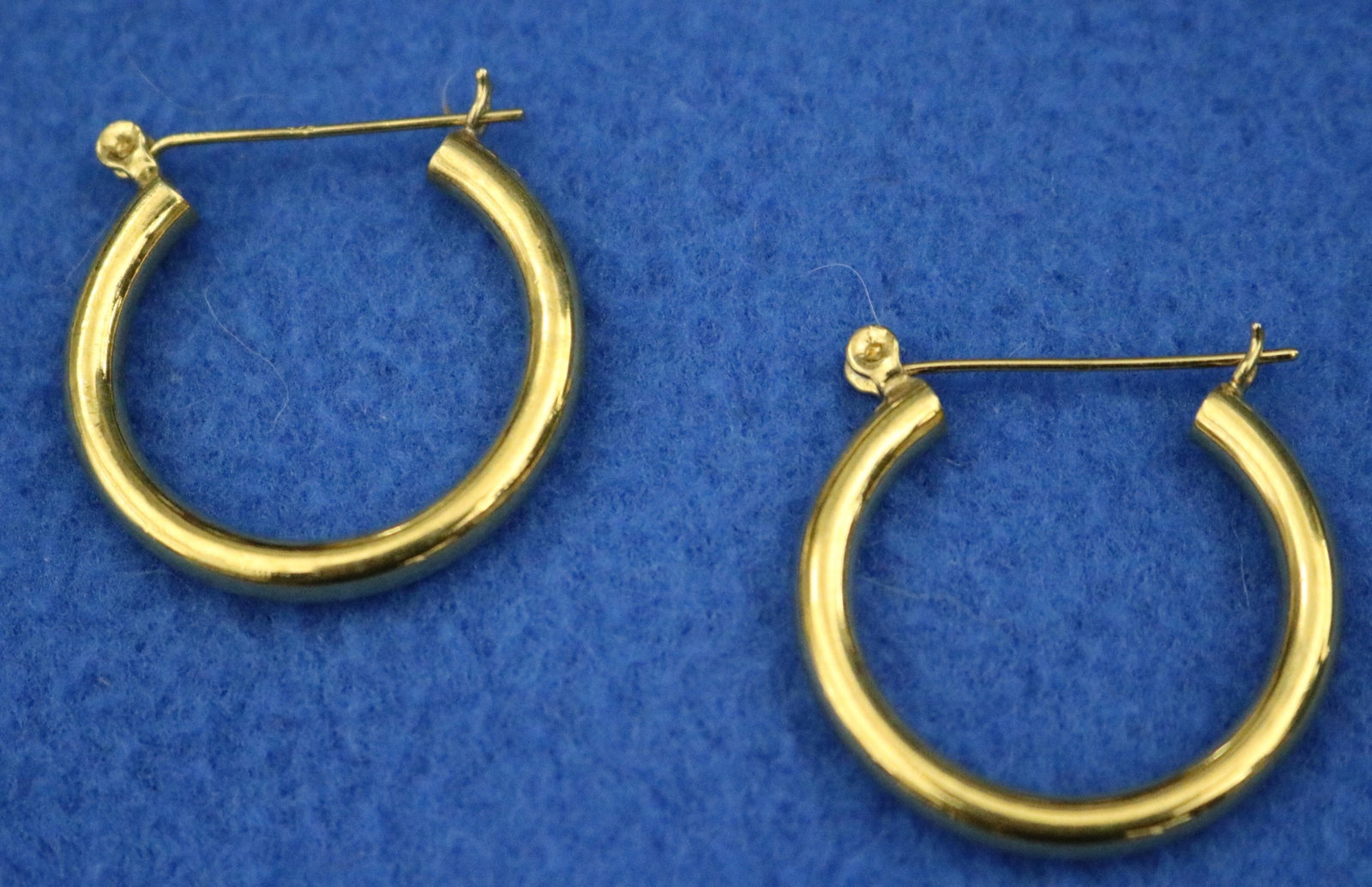PAIR 14K BRIGHT-POLISHED YELLOW GOLD, TUBULAR POST-BACK HOOP EARRINGS - D: 1 1/8 in. Wt. 3 dwt.. (1 of 8)