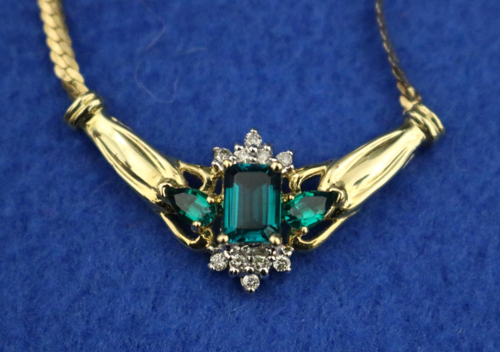 ITALIAN 14K YELLOW GOLD, DIAMOND AND SYNTHETIC EMERALD CHOKER - L: 17 in. Gross wt. 3 dwt.: ITALIAN 14K YELLOW GOLD, DIAMOND AND SYNTHETIC EMERALD CHOKER Flexible-link gold chain centers throat ornament with vertically-set emerald-cut synthetic emerald centered by two pear shape emeralds wit