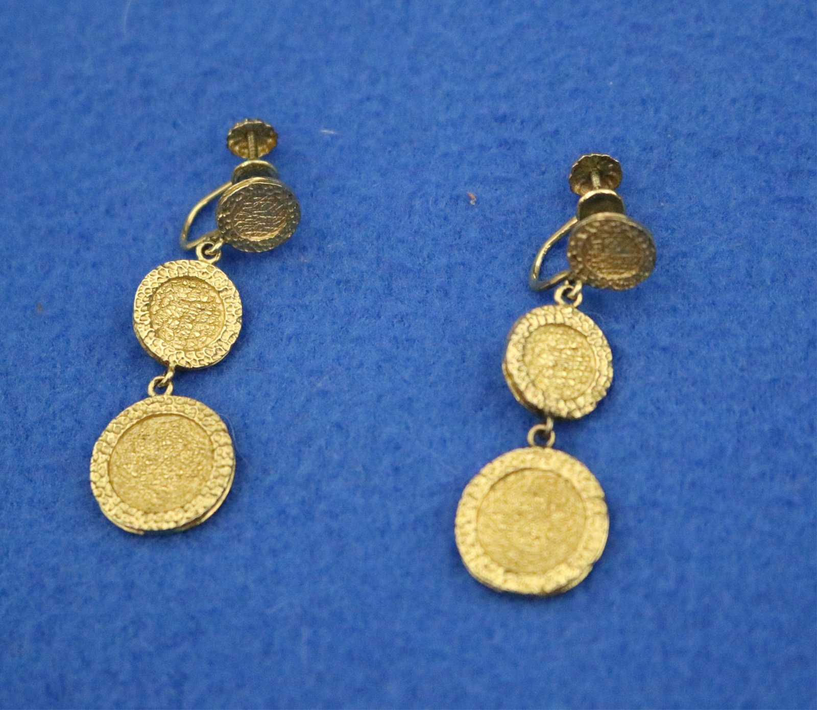PAIR 14K TEXTURED YELLOW GOLD SCREW-BACK DANGLE EARRINGS - L: 1 5/8 in. Wt. 5 dwt.: PAIR 14K TEXTURED YELLOW GOLD SCREW-BACK DANGLE EARRINGS Constructed as three graduated, freely-swinging, textured roundels L: 1 5/8 in. Wt. 5 dwt