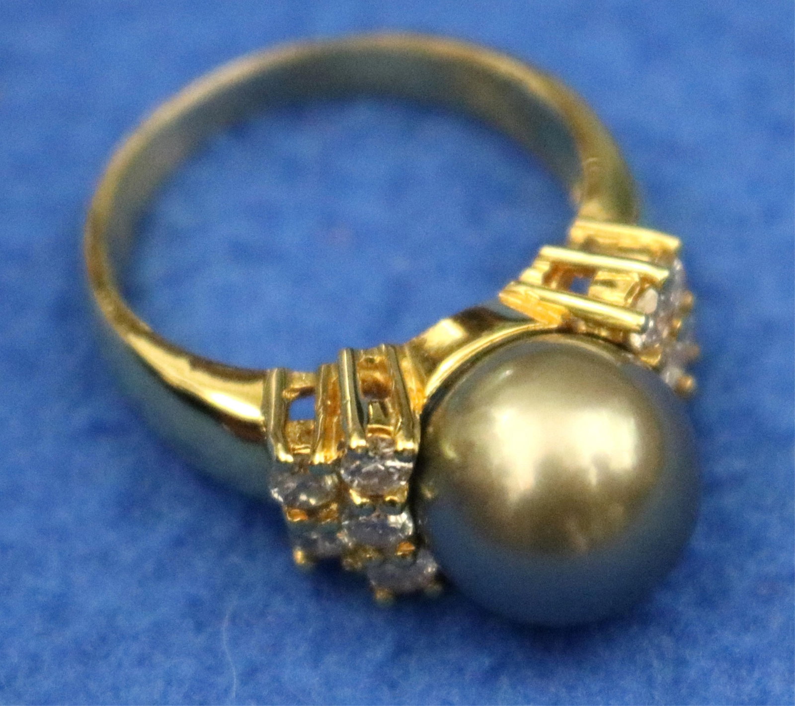 18K (750) BRIGHT-POLISHED YELLOW GOLD, DIAMOND AND BLACK PEARL RING - Ring size: 9 1/4. Gross wt.: 6: 18K (750) BRIGHT-POLISHED YELLOW GOLD, DIAMOND AND BLACK PEARL RING 12mm black pearl centered by ten matched brilliant-cut round diamonds together weighing 1.00 ct. Ring size: 9 1/4. Gross wt.: 6 dwt