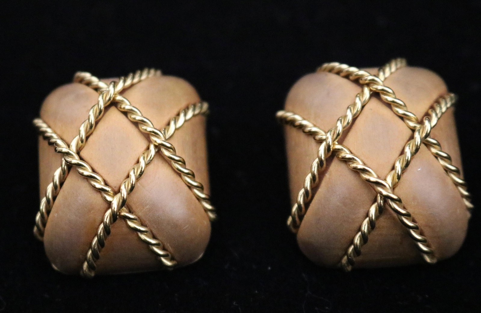 PAIR SIGNED SEAMAN SCHEPPS 18K (750) YELLOW GOLD AND BROWN WOOD "CAGE" EARRINGS - .: PAIR SIGNED SEAMAN SCHEPPS 18K (750) YELLOW GOLD AND BROWN WOOD "CAGE" EARRINGS Domed rectangular/cushion-form carved wood with overlay of gold twisted wire lattice; clip backs. 1/4" x 1"
