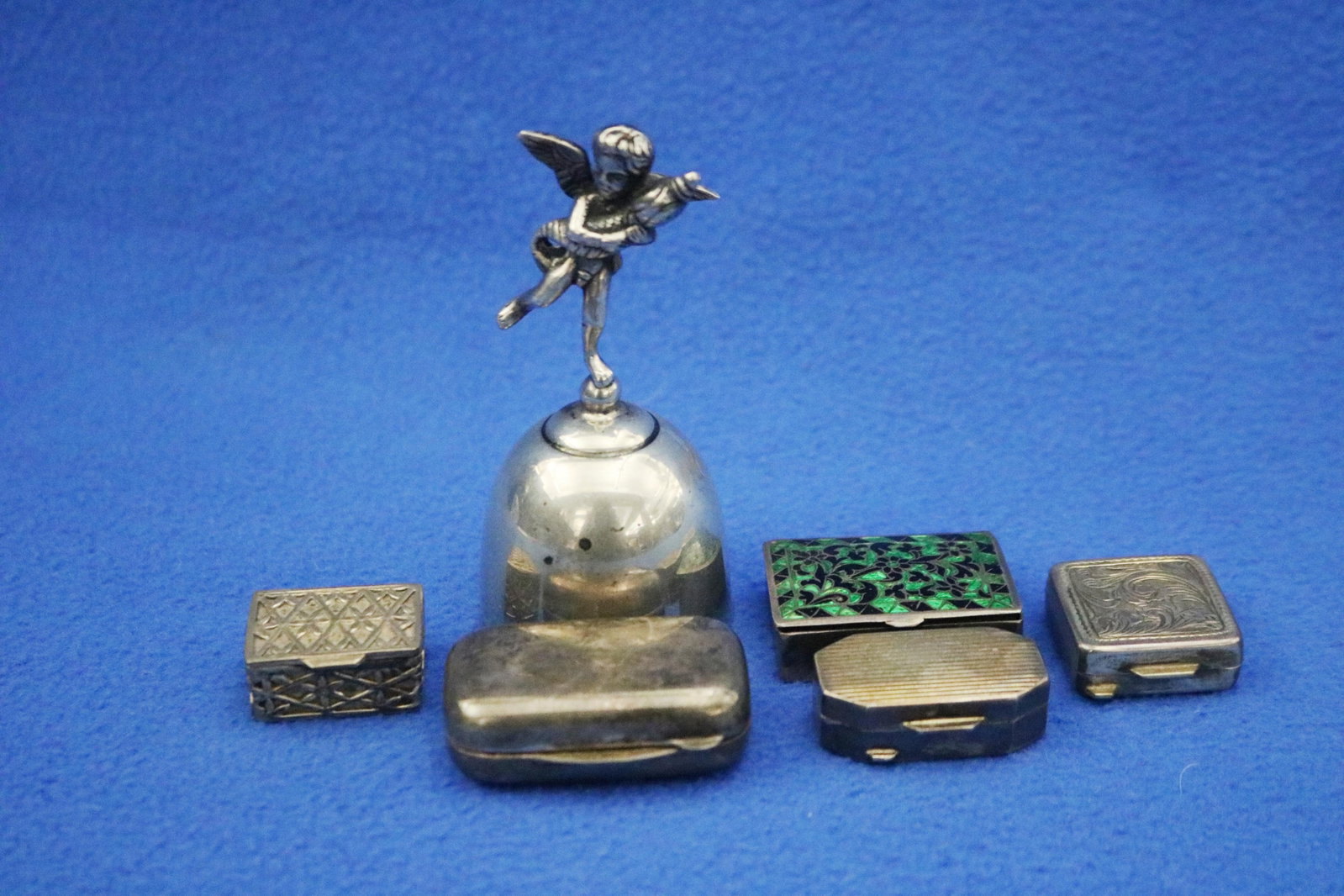 FIVE ASSORTED SILVER RECTANGULAR MINIATURE BOXES - .: FIVE ASSORTED SILVER RECTANGULAR MINIATURE BOXES Including four Continental (800-fine), one with green and black enamel cover; and one sterling with rounded corners, 1 7/8 in. x 1 1/8 in. Wt. 2.6 troy
