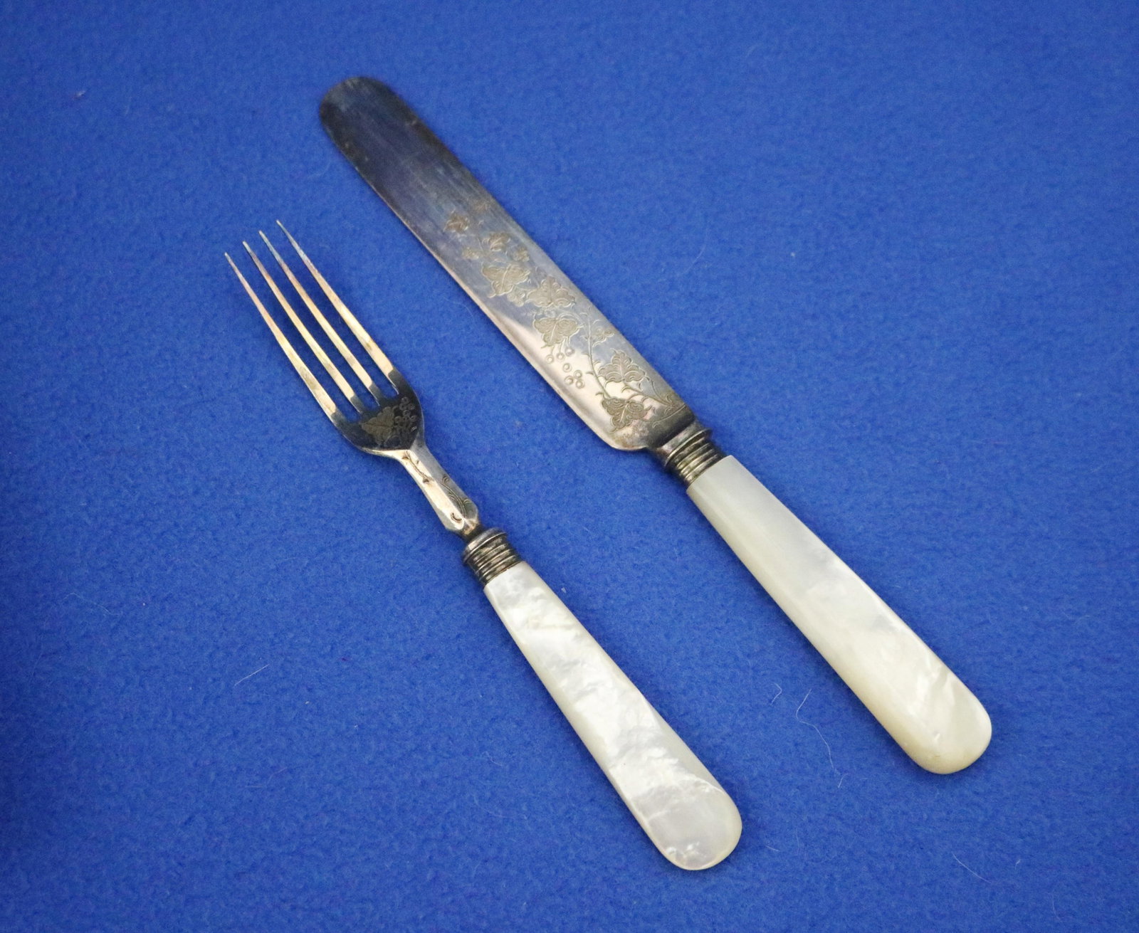 24-PIECE MAPPIN & WEBB SILVER-PLATED FRUIT SET WITH MOTHER-OF-PEARL HANDLES late 19th century - . (1 of 8)