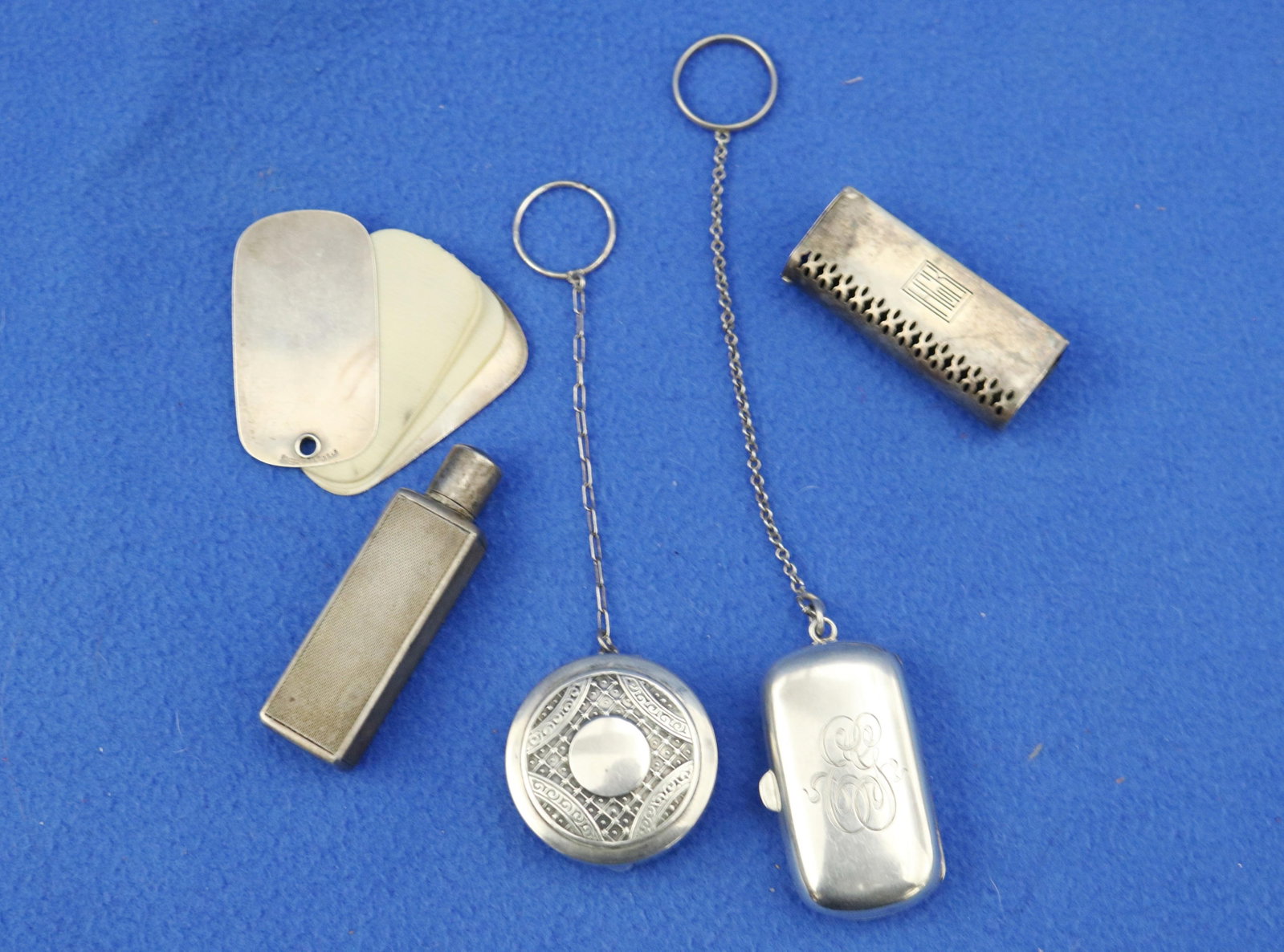 FIVE ASSORTED SILVER ACCESSORIES 19th-20th century - Larges, L: 2 5/8 in. Gross wt. 4.2 troy oz..: FIVE ASSORTED SILVER ACCESSORIES 19th-20th century Including nickel-and-dime coin carrier on chain with ring; rectangular perfume bottle with diapered decoration; circular powder compact on chain