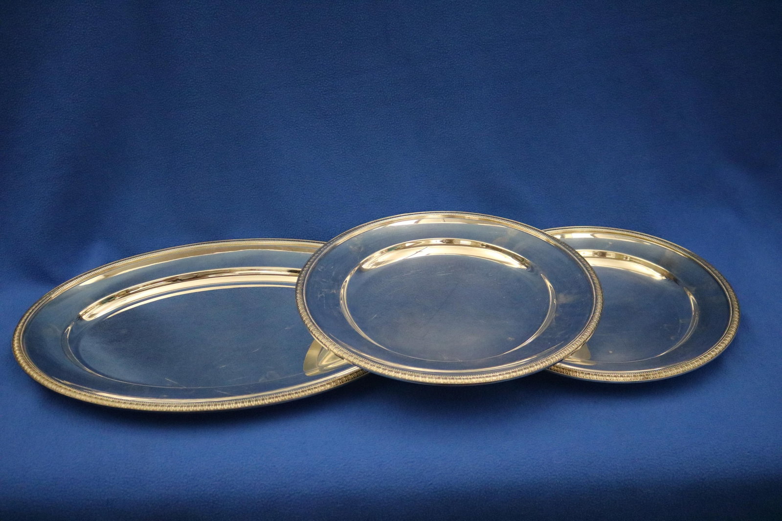 SET THREE FRENCH CHRISTOFLE HEAVY SILVER-PLATED PLATTERS - D: 12 3/4 in. and 14 in.; and an oval: SET THREE FRENCH CHRISTOFLE HEAVY SILVER-PLATED PLATTERS Two graduated round. D: 12 3/4 in. and 14 in.; and an oval meat platter, 19 1/2 in. x 13 1/2 in.