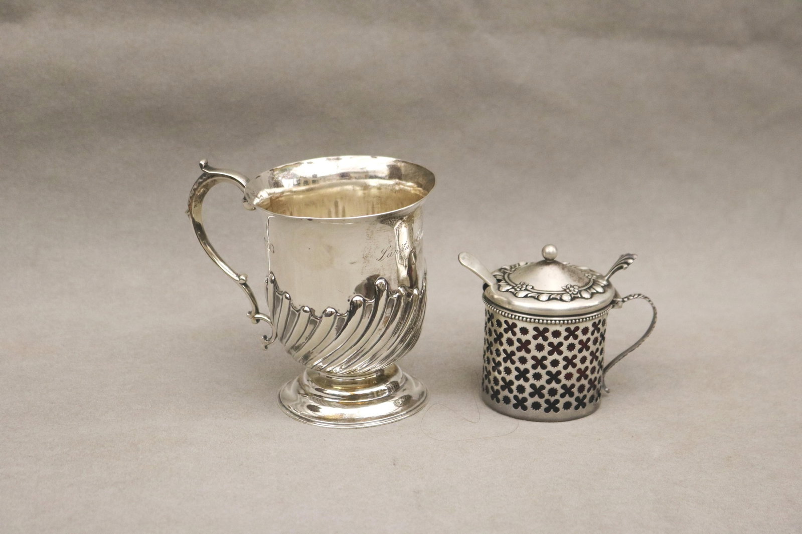 TWO STERLING SILVER TABLE ITEMS, early 20th century - Silver wt.: 6.8 troy oz..: TWO STERLING SILVER TABLE ITEMS early 20th century English Mappin & Webb footed cup with fluted wave decoration, H: 3 1/2 in.; and American sterling hinged-top pierced cylindrical mustard pot with