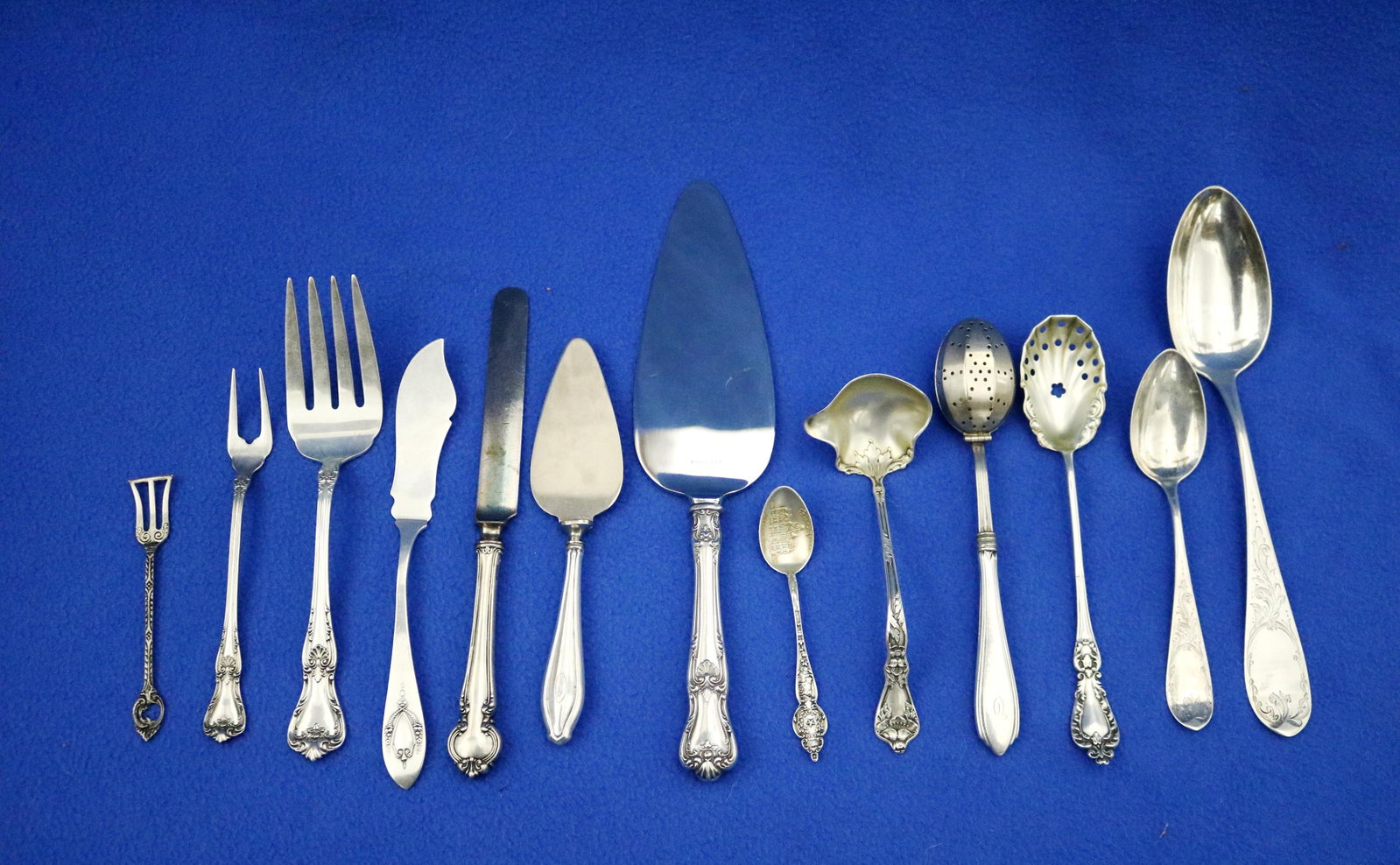 21 PIECES ASSORTED SILVER FLATWARE 19th and 20th century - Weighable silver: 12.6 troy oz.. (1 of 11)