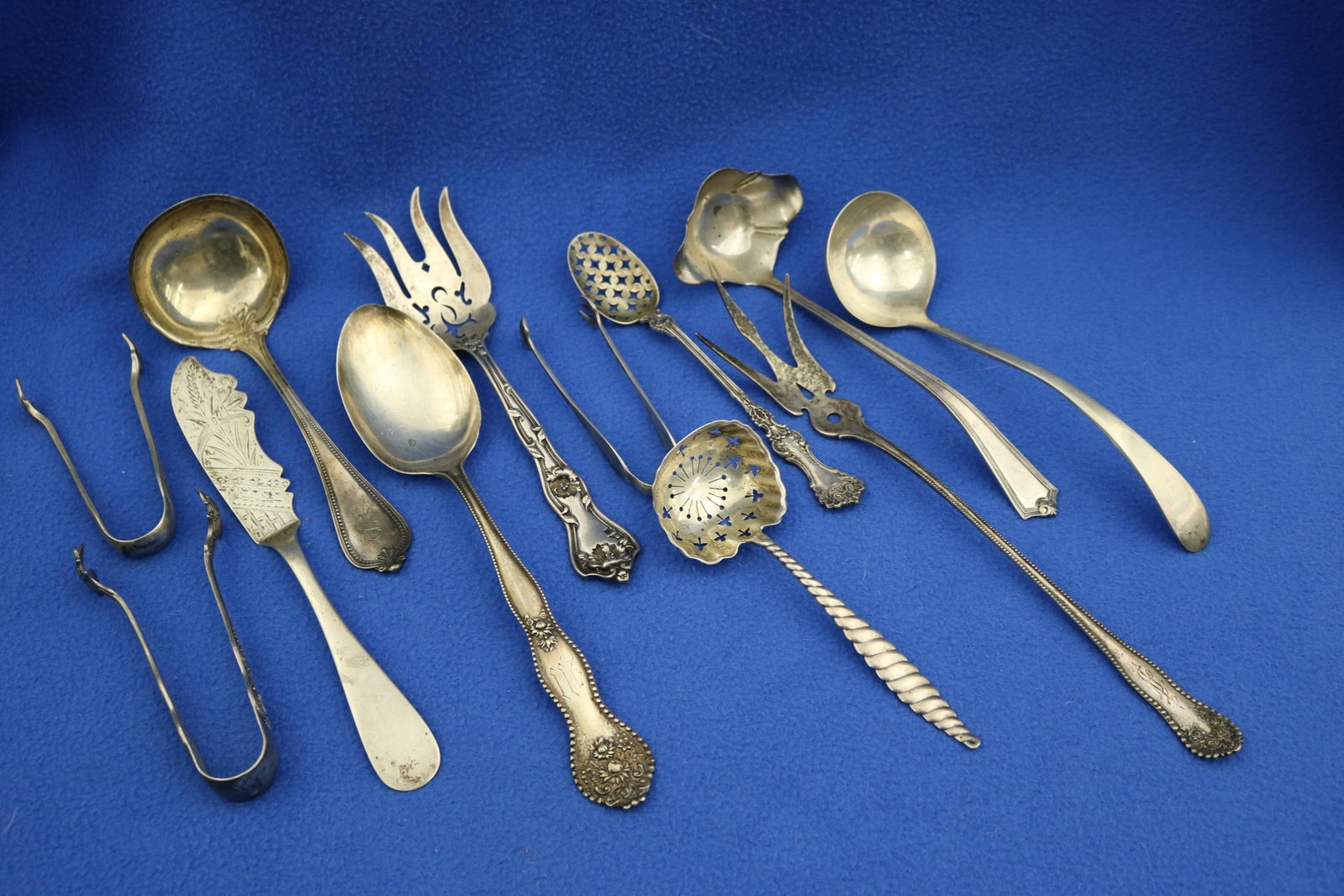 TWELVE ASSORTED STERLING SILVER SERVING IMPLEMENTS late 19th-early 20th century - Wt. 15 troy oz.. (1 of 20)