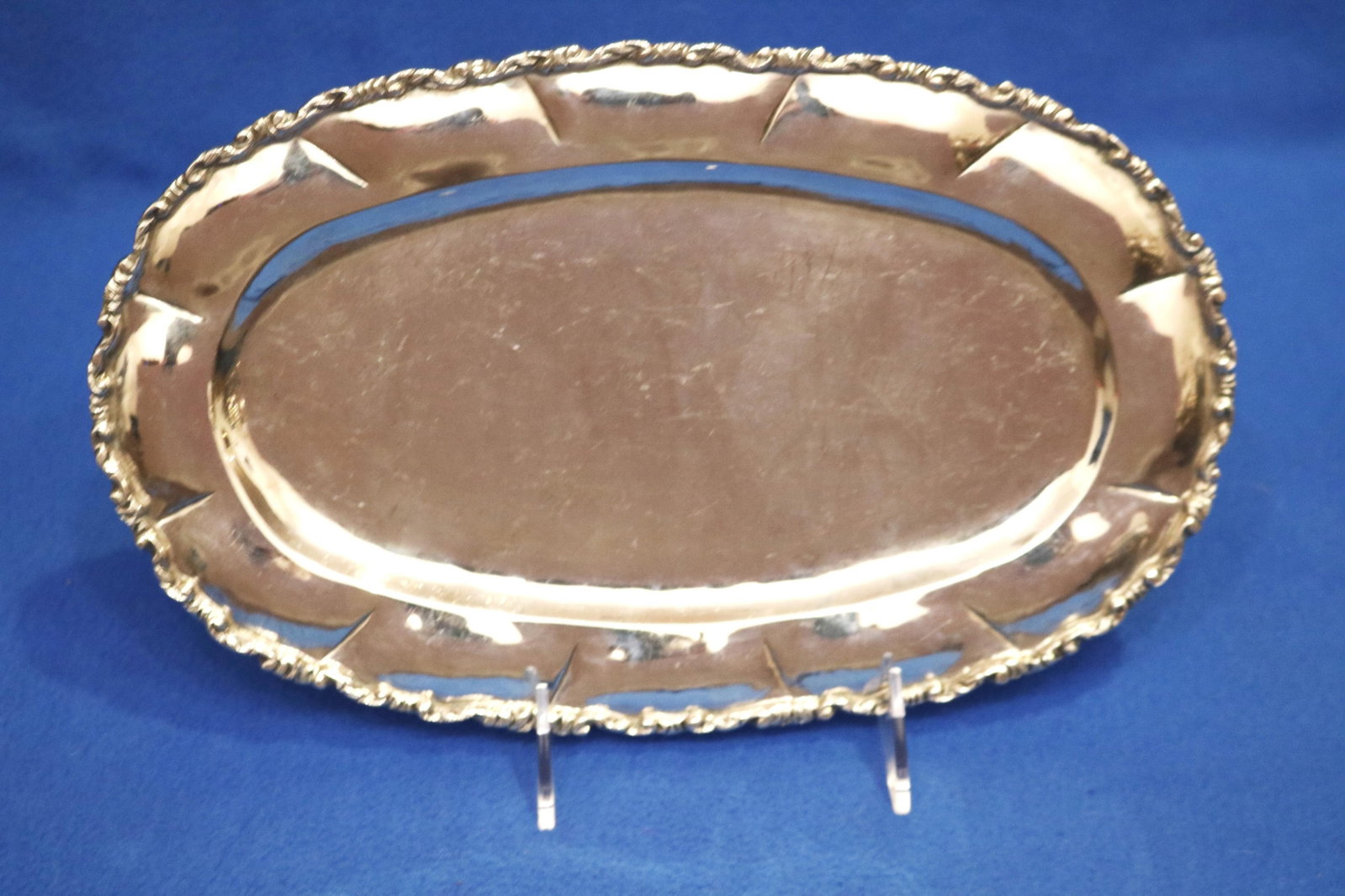 MEXICAN STERLING SILVER OVAL TRAY - 12 in. x 7 1/4 in. Wt. 16. troy oz..: MEXICAN STERLING SILVER OVAL TRAY Lobed border with high-relief scrolling edge. 12 in. x 7 1/4 in. Wt. 16. troy oz.