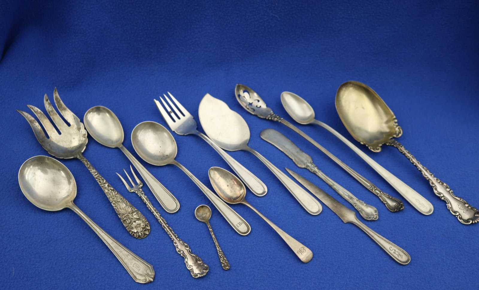 31 ASSORTED ITEMS LATE STERLING SILVER FLATWARE late 19th-early 20th century - Wt. 27 troy oz..: 31 ASSORTED ITEMS LATE STERLING SILVER FLATWARE late 19th-early 20th century Including 8 pieces S. Kirk "Calvert" pattern; set eight Whiting Co. "Louis XV" pattern oyster forks and serving spoon;