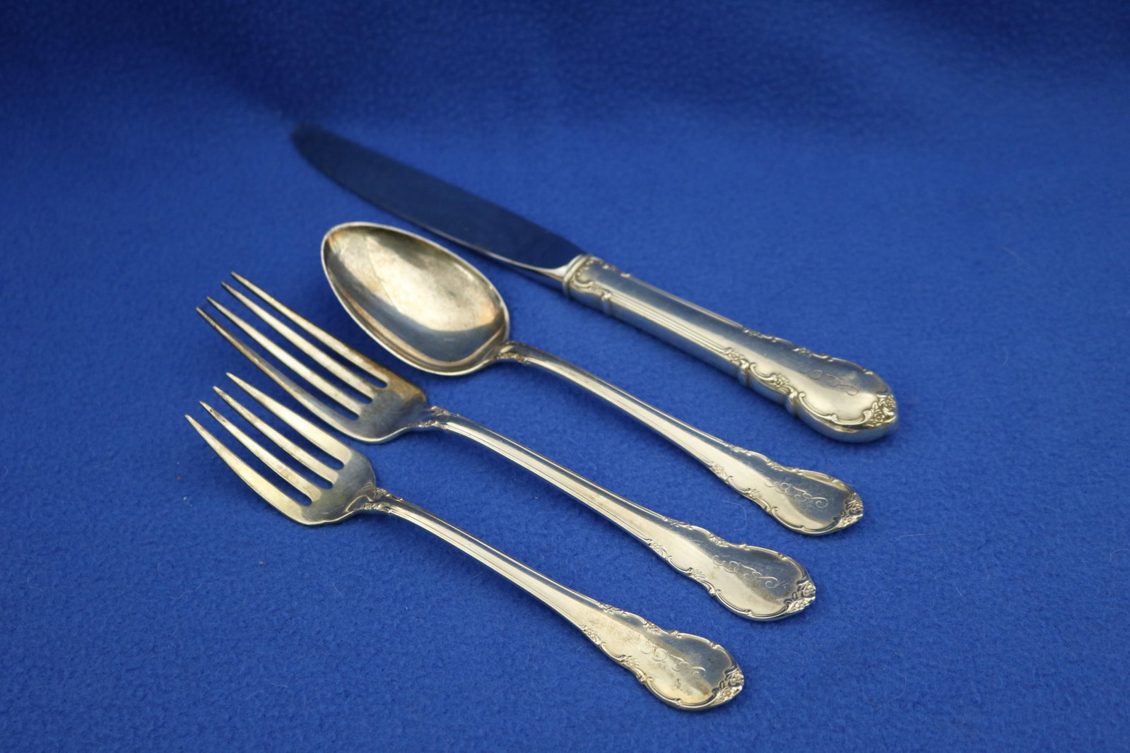 97-PIECE SERVICE LUNT CO. "MODERN VICTORIAN" PATTERN STERLING SILVER FLATWARE - Weighable silver: 81: 97-PIECE SERVICE LUNT CO. "MODERN VICTORIAN" PATTERN STERLING SILVER FLATWARE Including 12 dinner knives, 11 dinner forks, 12 salad/dessert forks. 12 teaspoons, 11 soup/dessert spoons, 10 demitasse sp