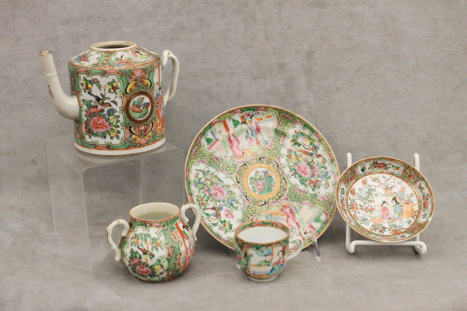 17 ASSORTED PIECES CHINESE ROSE MEDALLION PORCELAIN TABLEWARE 19th century - . (1 of 15)