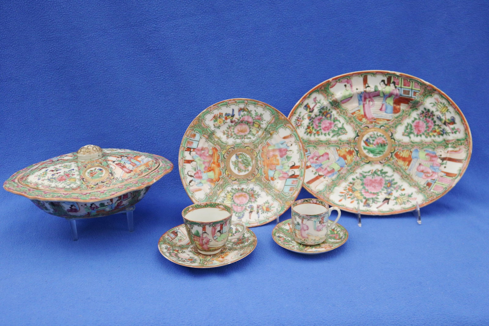 24 PIECES CHINESE ROSE MEDALLION PORCELAIN TABLEWARE - . (1 of 14)