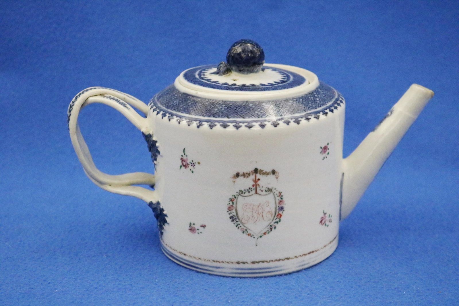 CHINESE EXPORT ARMORIALLY-DECORATED BLUE AND WHITE TEAPOT WITH LIFT COVER, MADE FOR THE AMERICAN: CHINESE EXPORT ARMORIALLY-DECORATED BLUE AND WHITE TEAPOT WITH LIFT COVER, MADE FOR THE AMERICAN FEDERAL MARKET late 18th-early 19th century Each side with polychromed floral sprays centering shield w