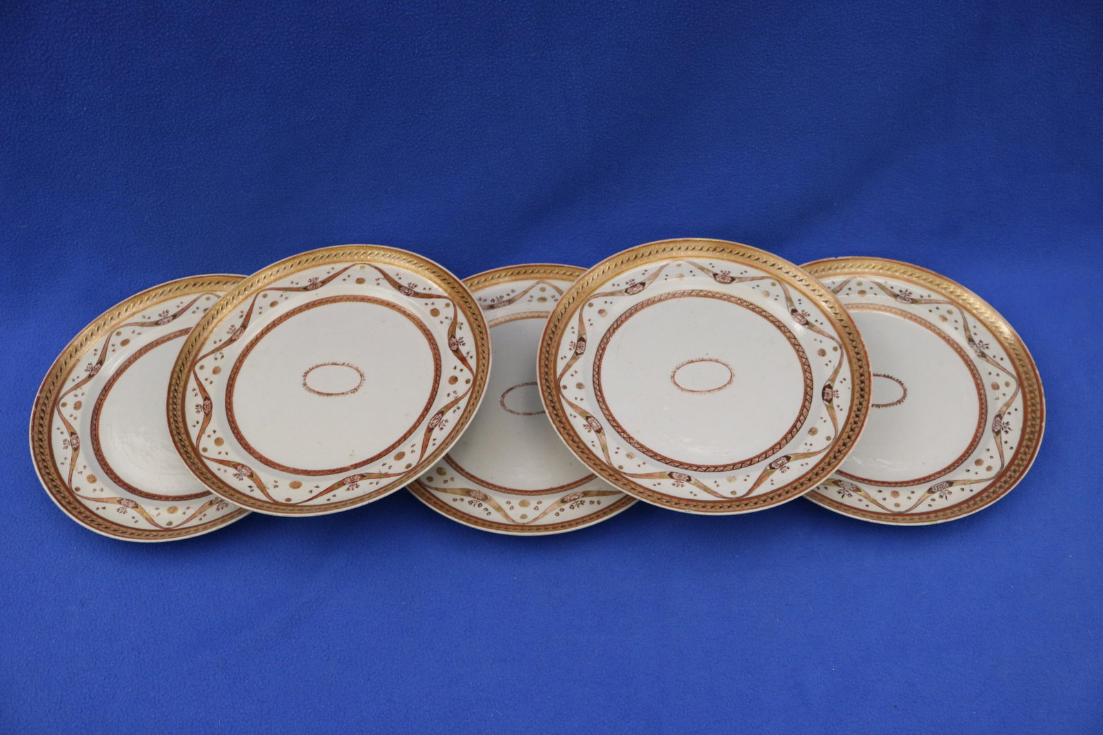 SET OF FIVE CHINESE EXPORT PORCELAIN DECORATED PLATES MADE FOR THE AMERICAN MARKET, CIRCA 1790: SET OF FIVE CHINESE EXPORT PORCELAIN DECORATED PLATES MADE FOR THE AMERICAN MARKET, CIRCA 1790 Qianlong or early Jiaqing period Each decorated with enamel peach/apricot color and gilt borders featurin