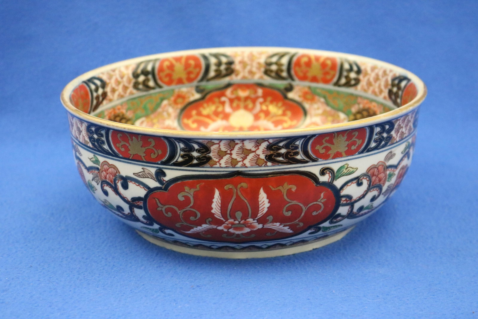IMARI PORCELAIN BOWL 19th century - D: 9 3/4 in..: IMARI PORCELAIN BOWL 19th century Central floral decoration; borders of green, rust, and cobalt with gilt accents; six-character mark under foot. D: 9 3/4 in.